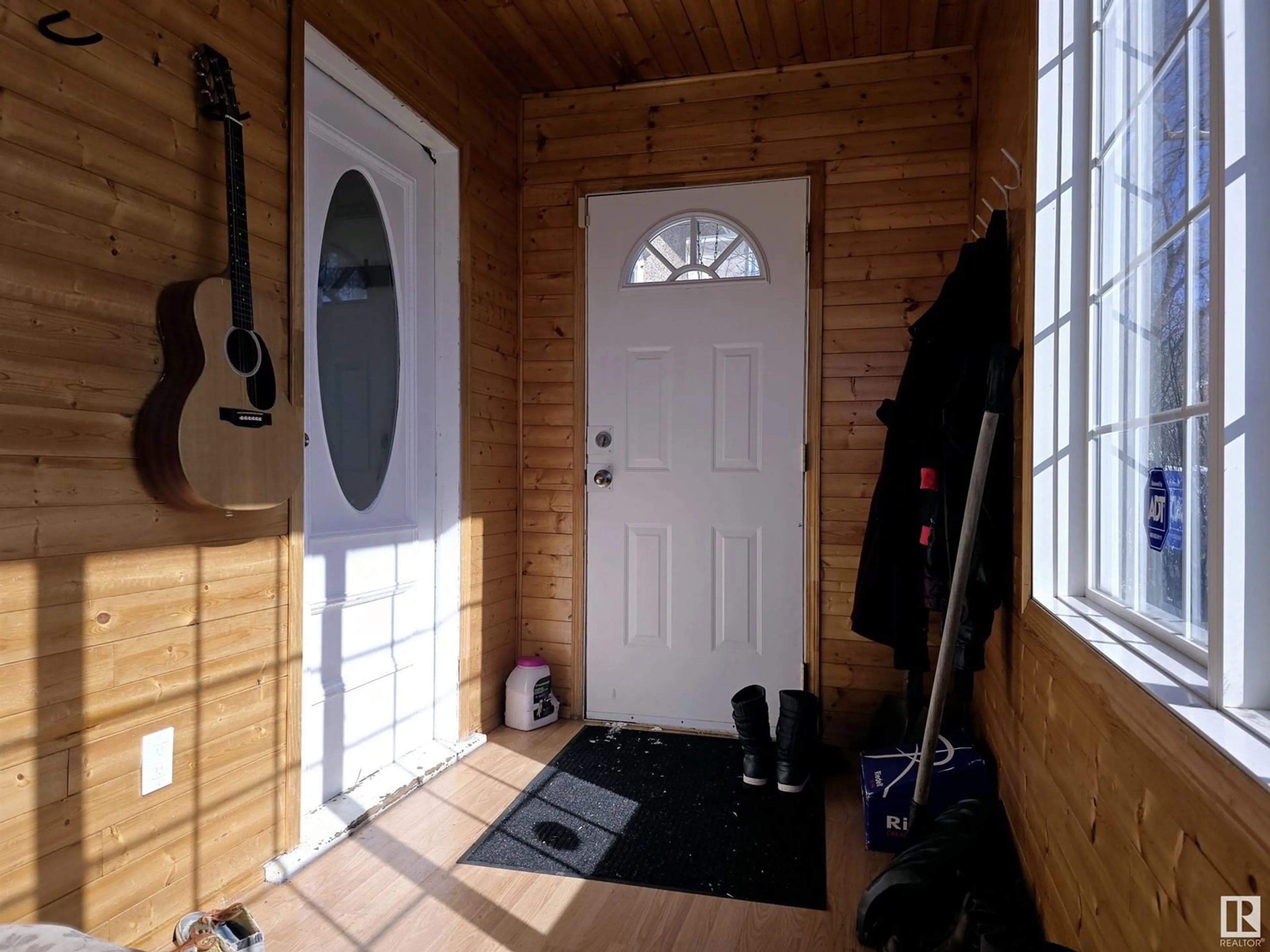 Indoor entryway for 9426 109A AV, Edmonton Alberta T5H1E8
