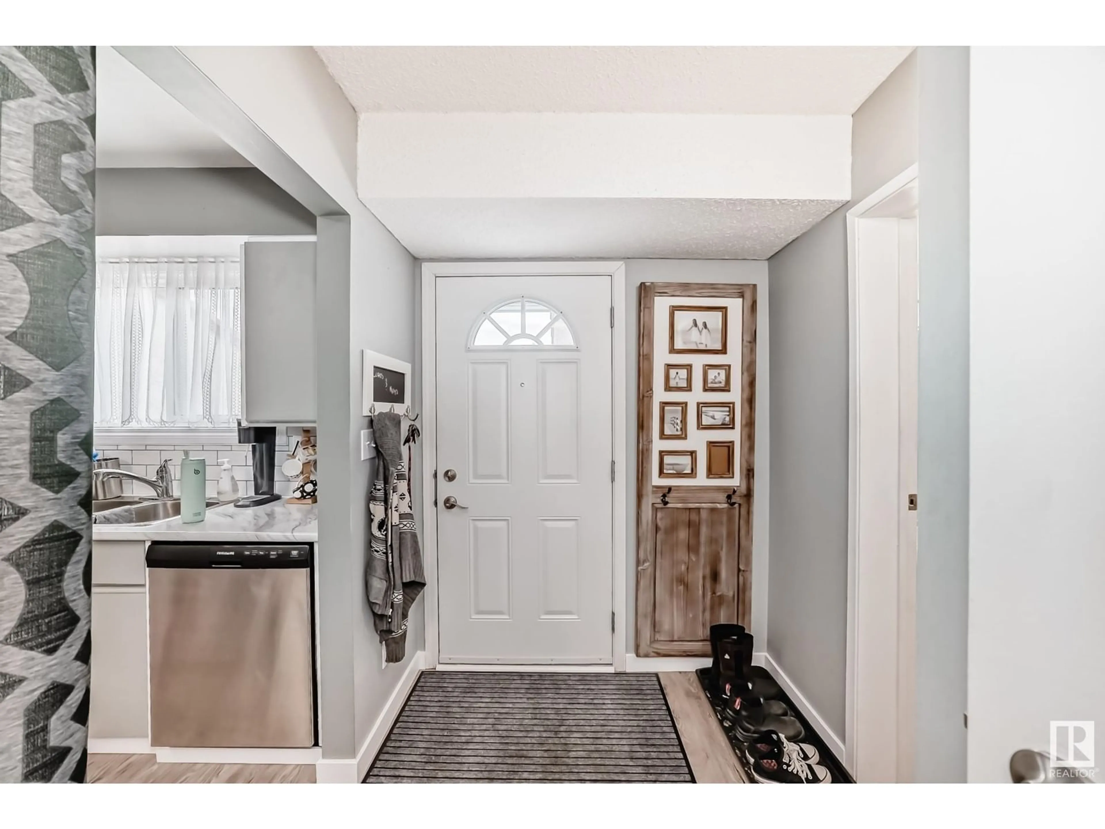 Indoor entryway for 2920 36 ST, Edmonton Alberta T6H5H4