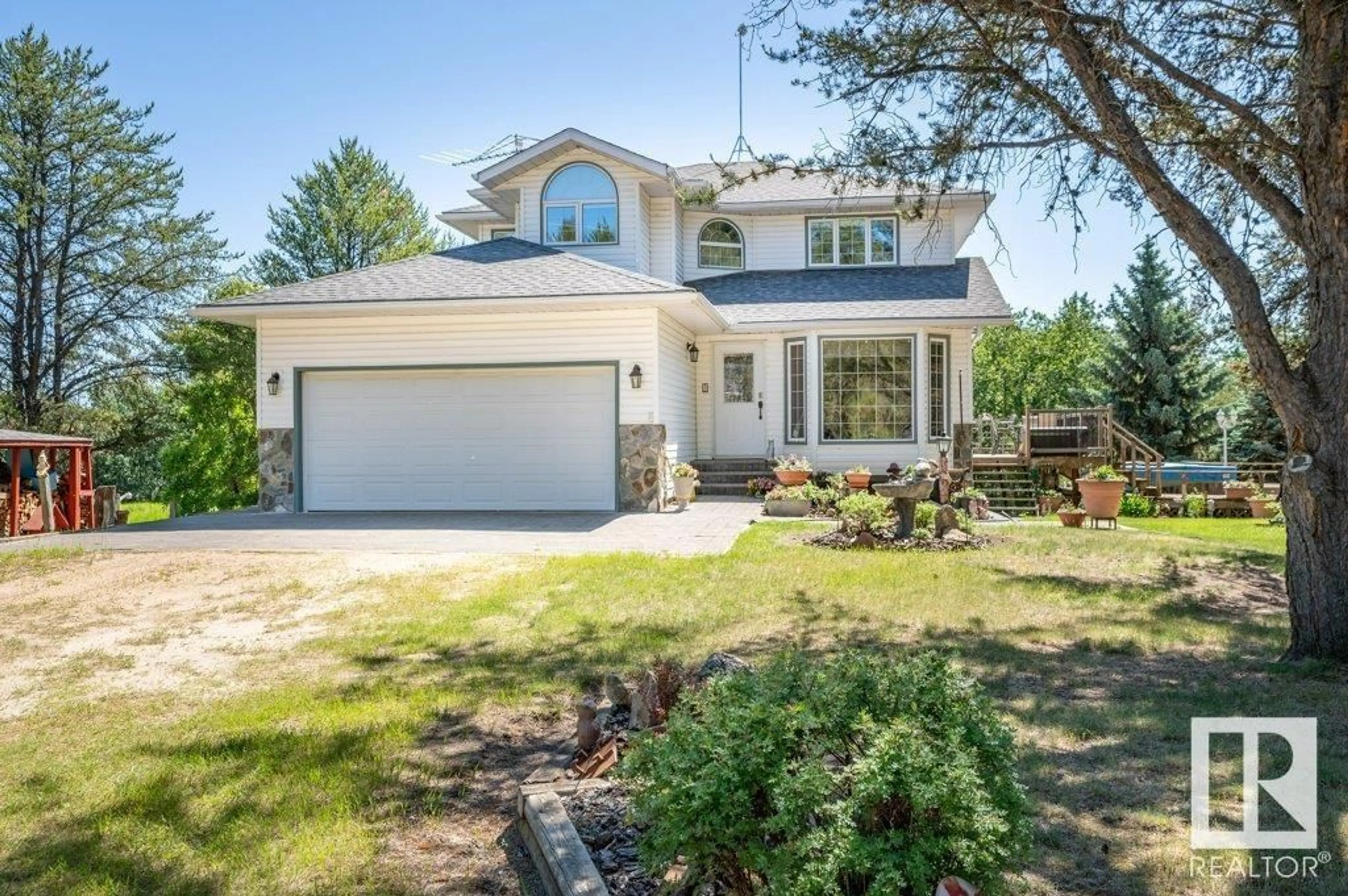 Home with vinyl exterior material, street for 16264 TOWNSHIP 600, Rural Smoky Lake County Alberta T0A3C0