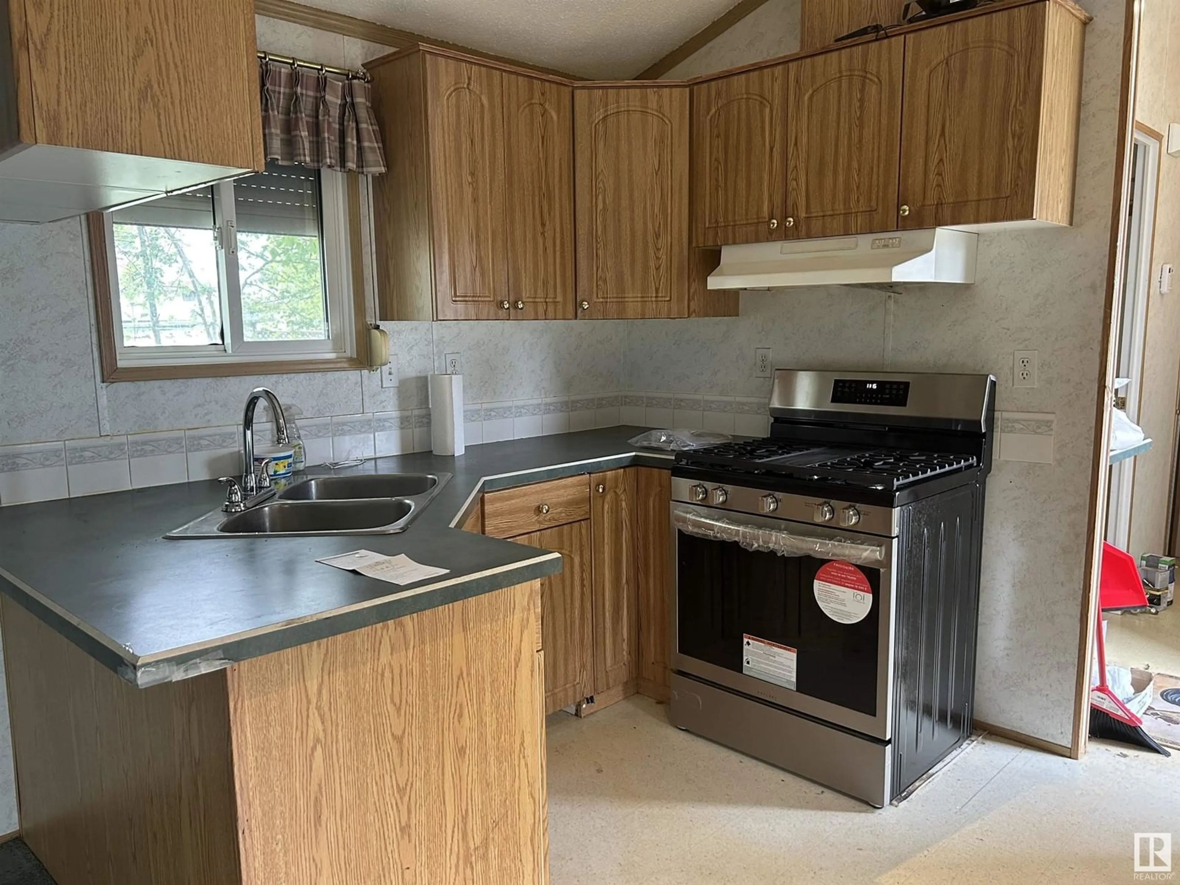 Standard kitchen, unknown for 5026 50 AV, Warspite Alberta T0A2N0