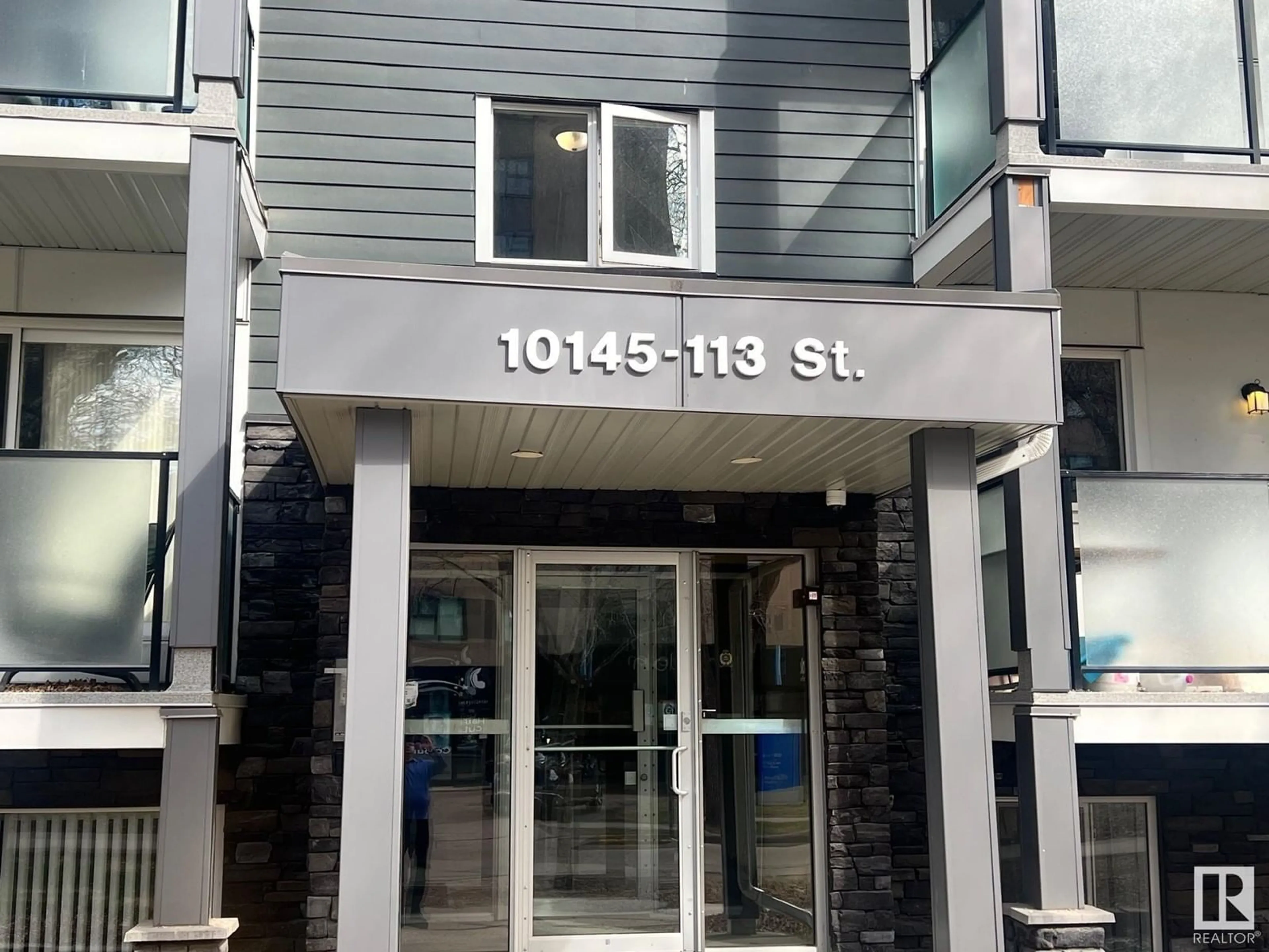 Indoor foyer for 407 - 10145 113 ST, Edmonton Alberta T5K1P1