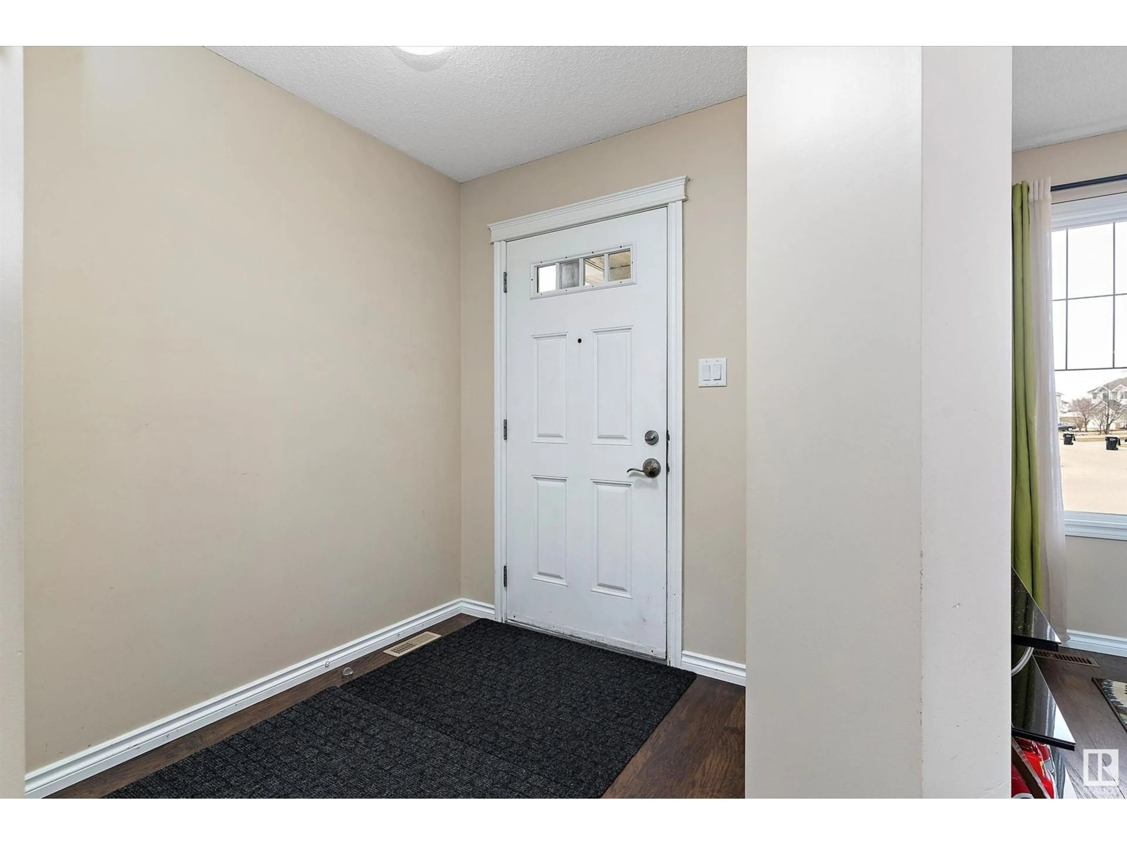 Indoor entryway for 1107 36 AV, Edmonton Alberta T6T0E9