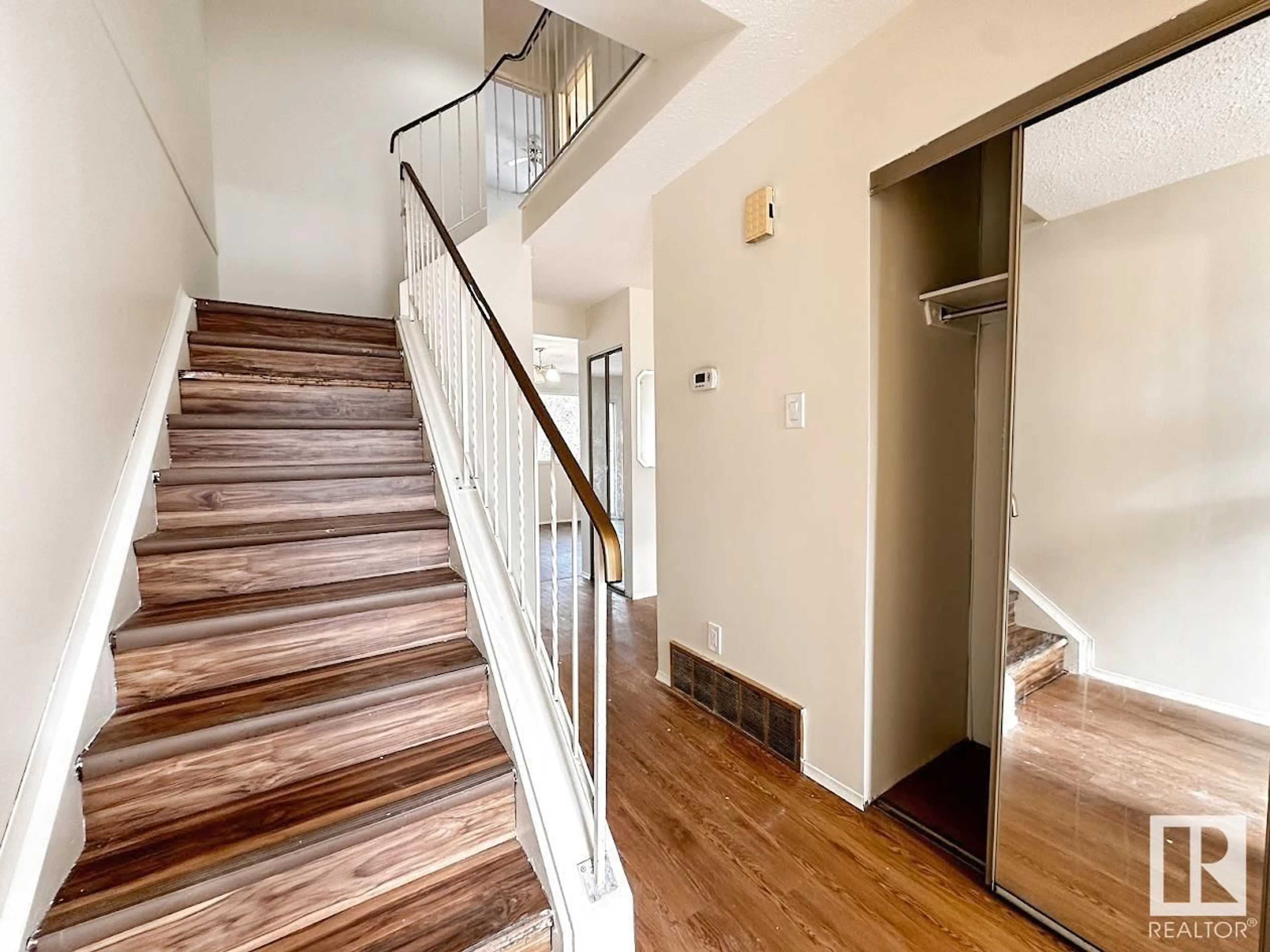 Indoor foyer for 1155 HOOKE RD, Edmonton Alberta T5A4A5