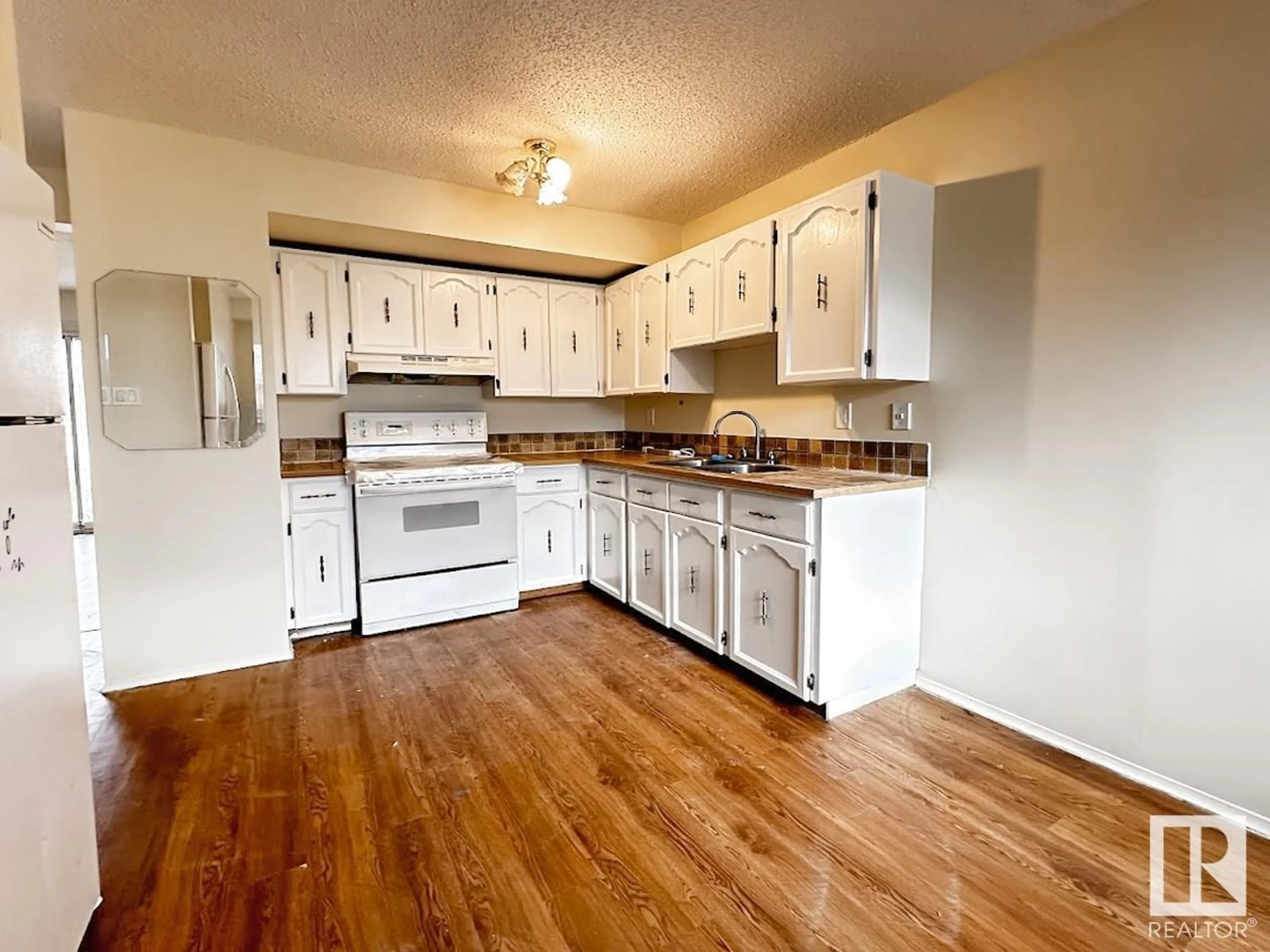 Standard kitchen, wood/laminate floor for 1155 HOOKE RD, Edmonton Alberta T5A4A5
