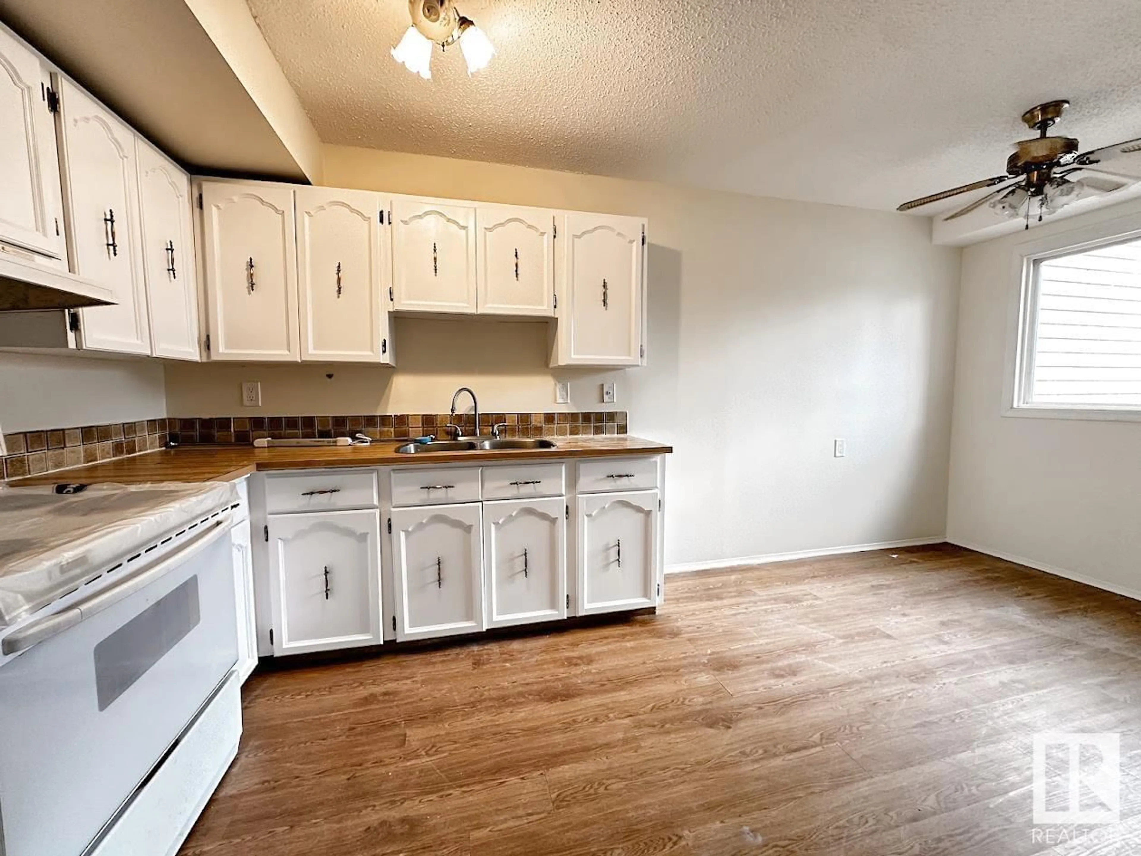 Standard kitchen, wood/laminate floor for 1155 HOOKE RD, Edmonton Alberta T5A4A5