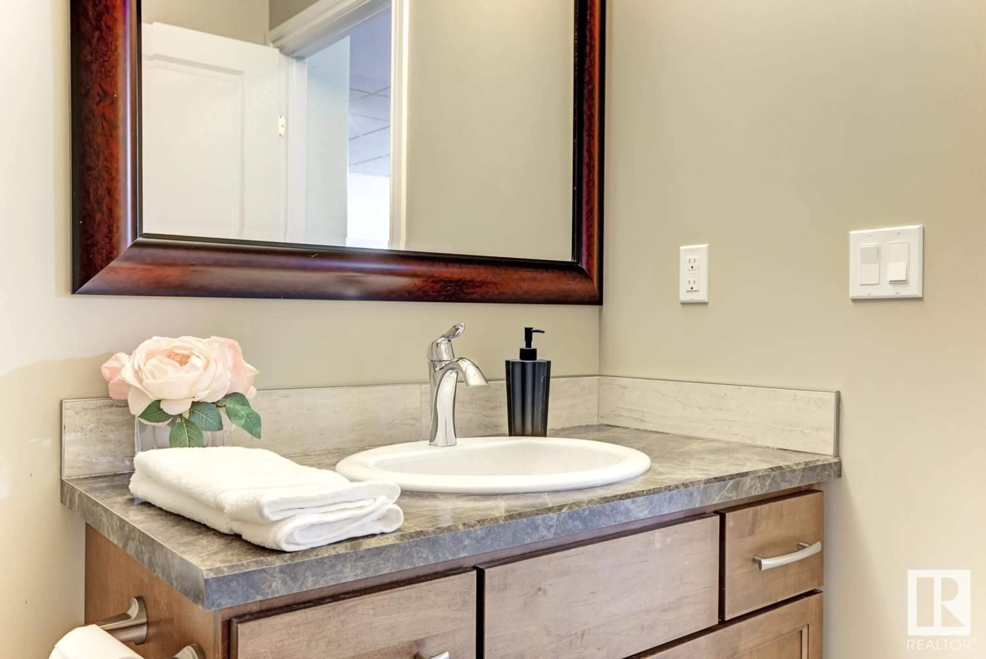 Contemporary bathroom, ceramic/tile floor for 1628 KERR RD, Edmonton Alberta T5E4A7