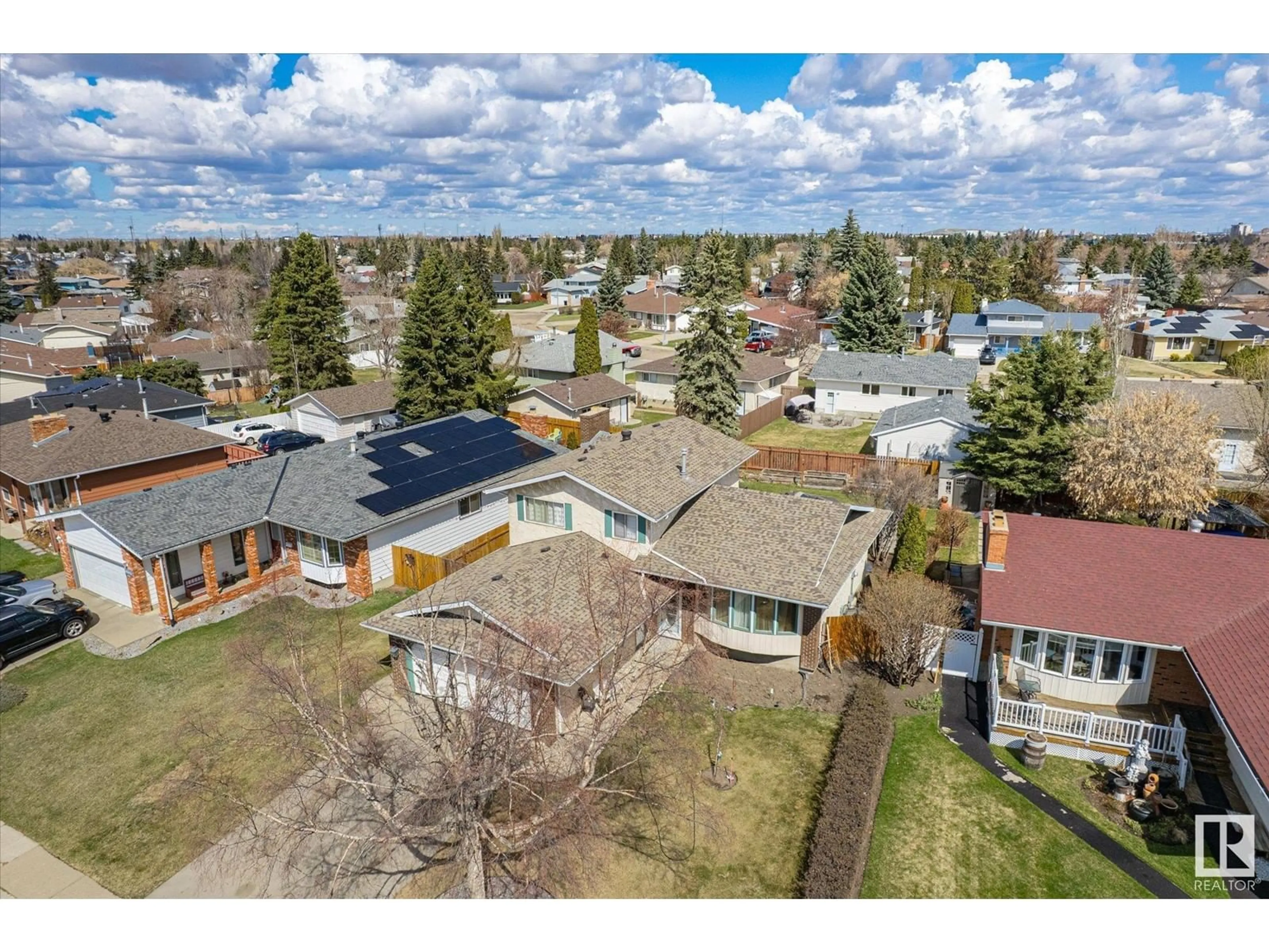 A pic from outside/outdoor area/front of a property/back of a property/a pic from drone, street for NW - 18608 89 AV, Edmonton Alberta T5T1N5