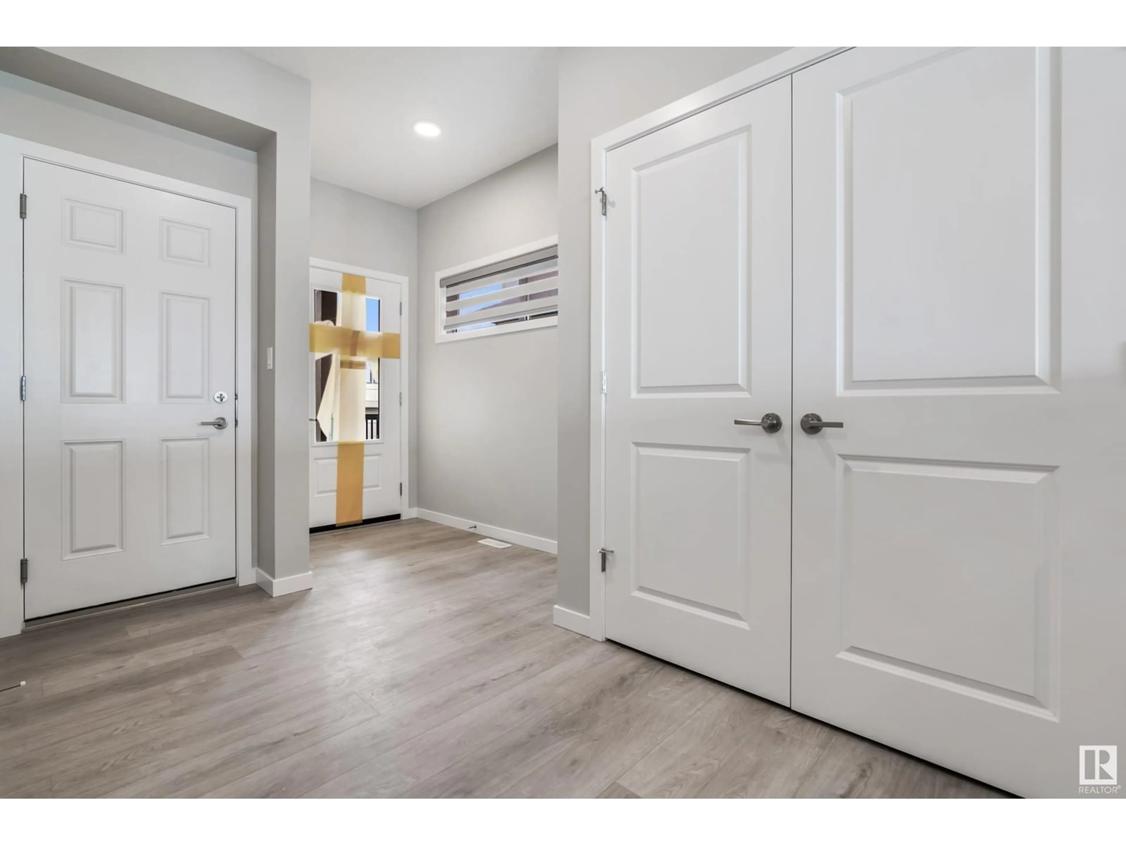 Indoor entryway for 3512 ERLANGER LINK, Edmonton Alberta T6M3A5