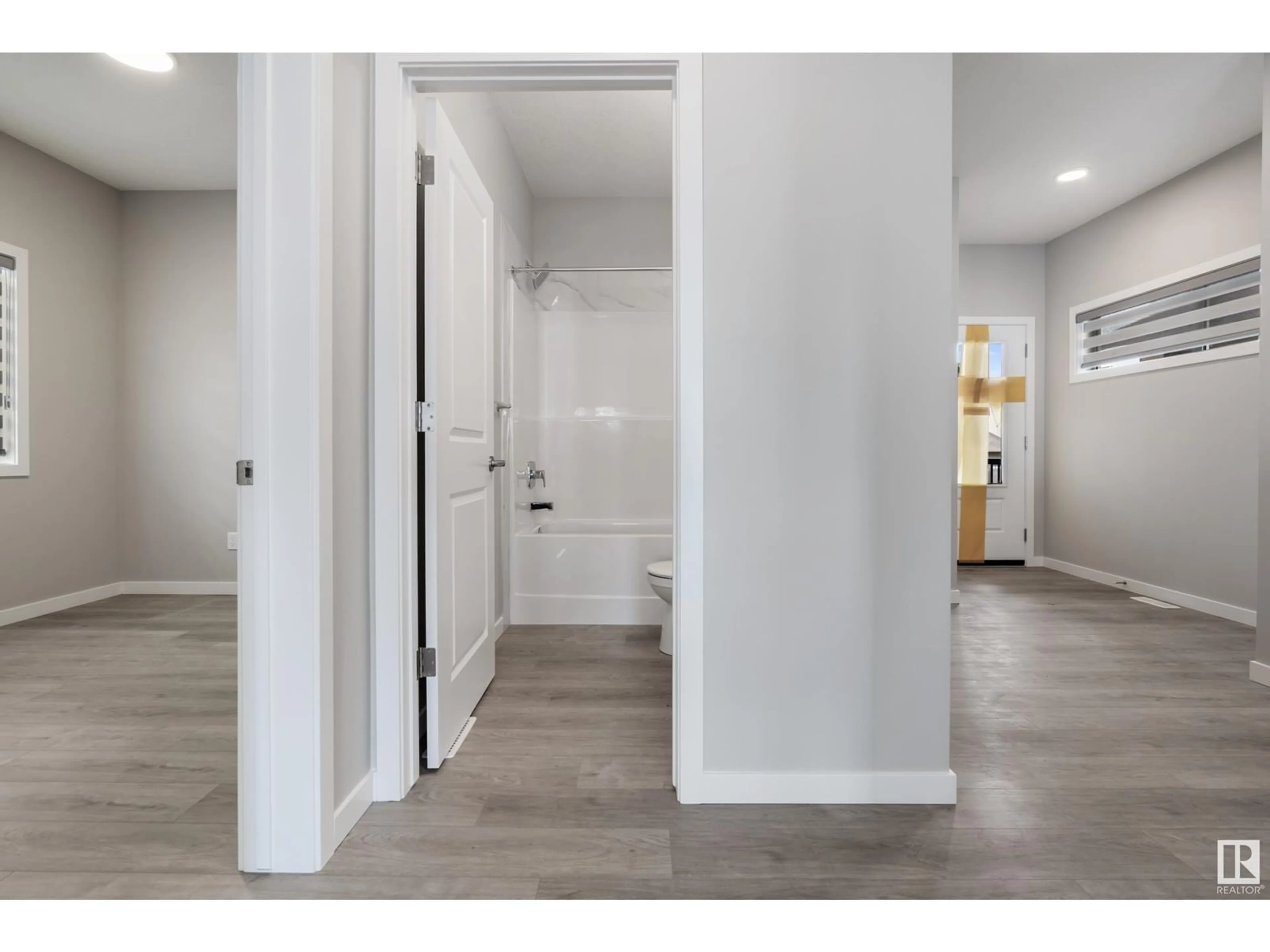 Indoor entryway for 3512 ERLANGER LINK, Edmonton Alberta T6M3A5