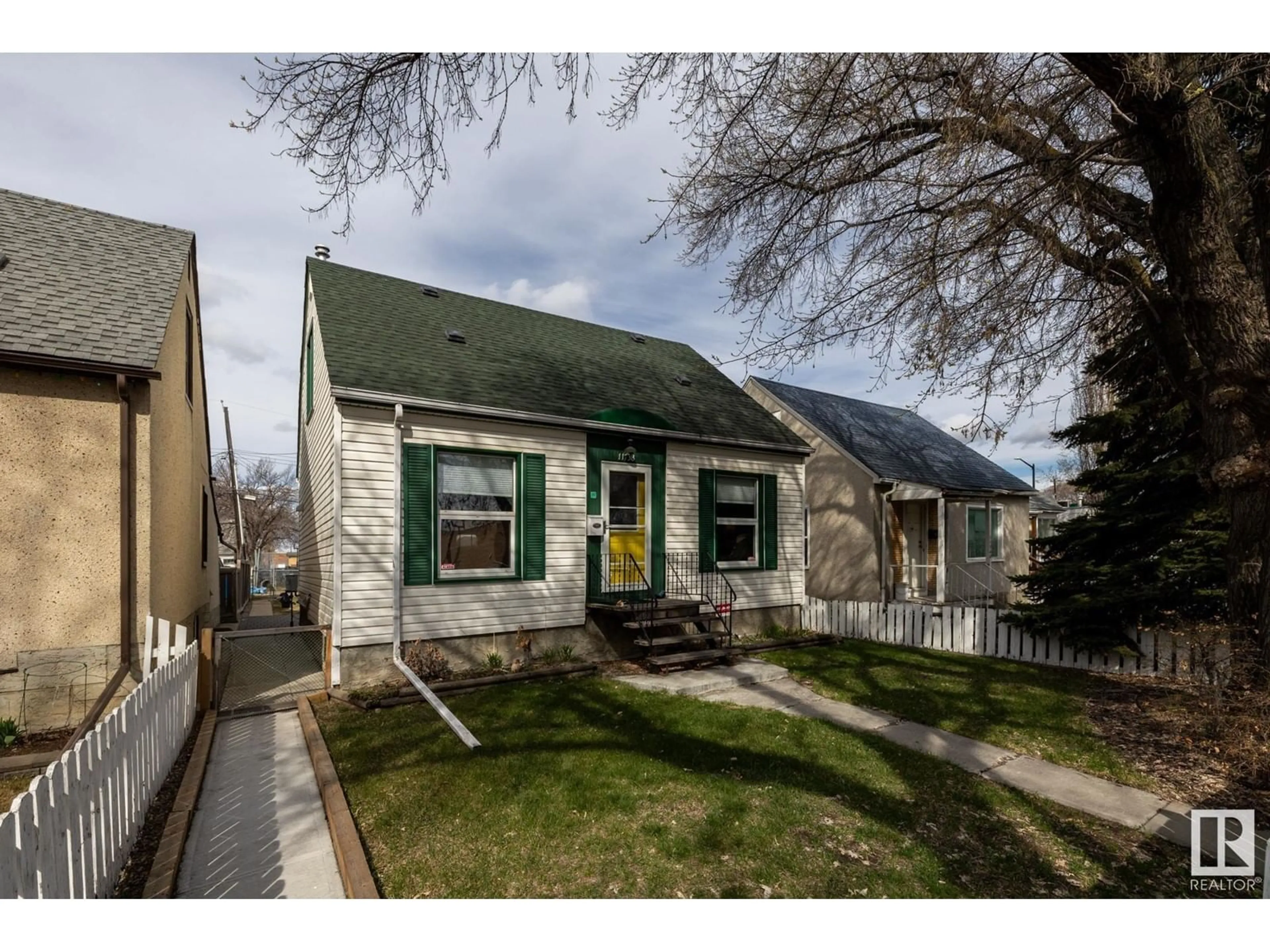 Home with vinyl exterior material, street for NW - 11738 86 ST, Edmonton Alberta T5B3J8