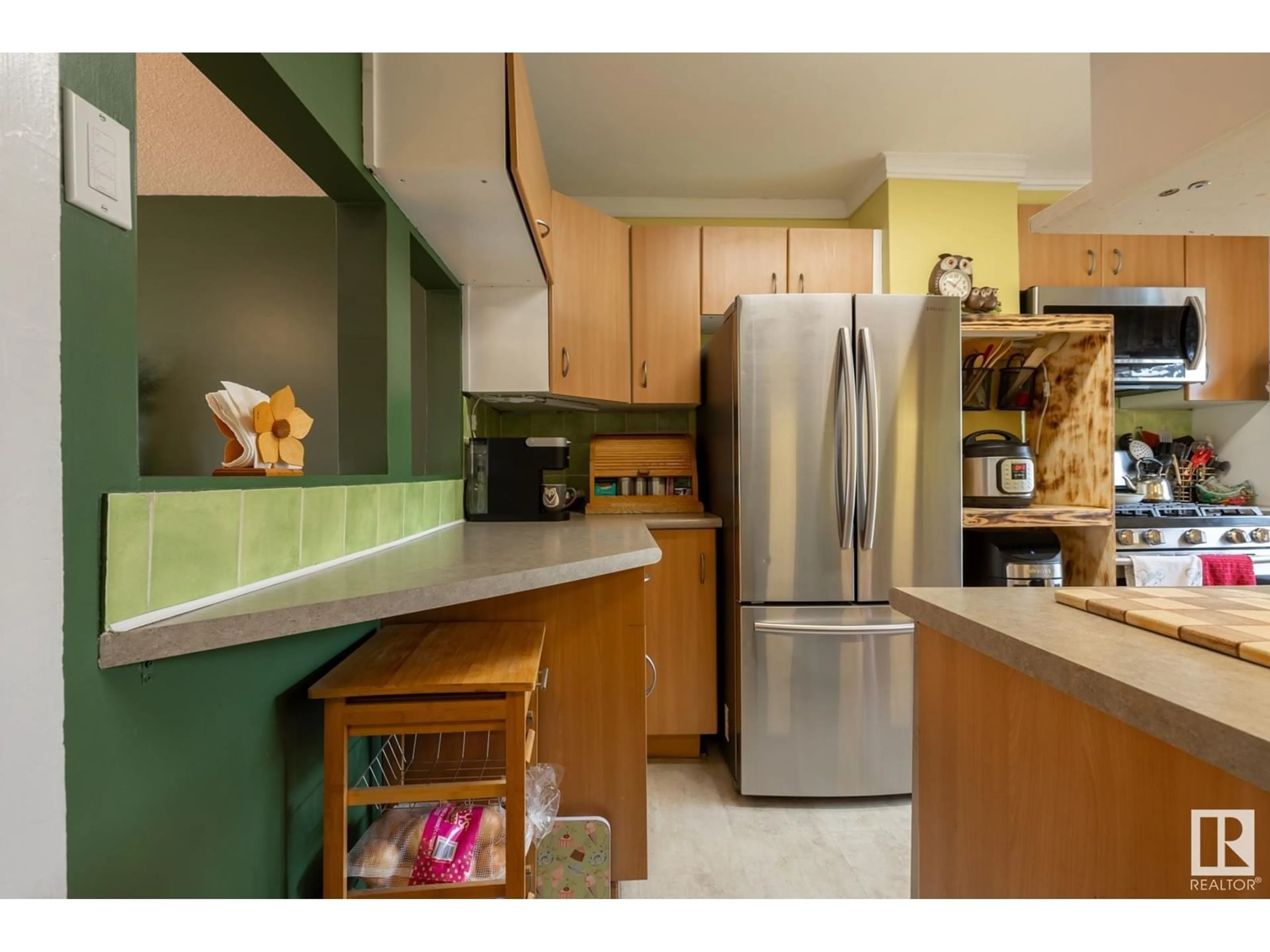 Standard kitchen, wood/laminate floor for NW - 11738 86 ST, Edmonton Alberta T5B3J8