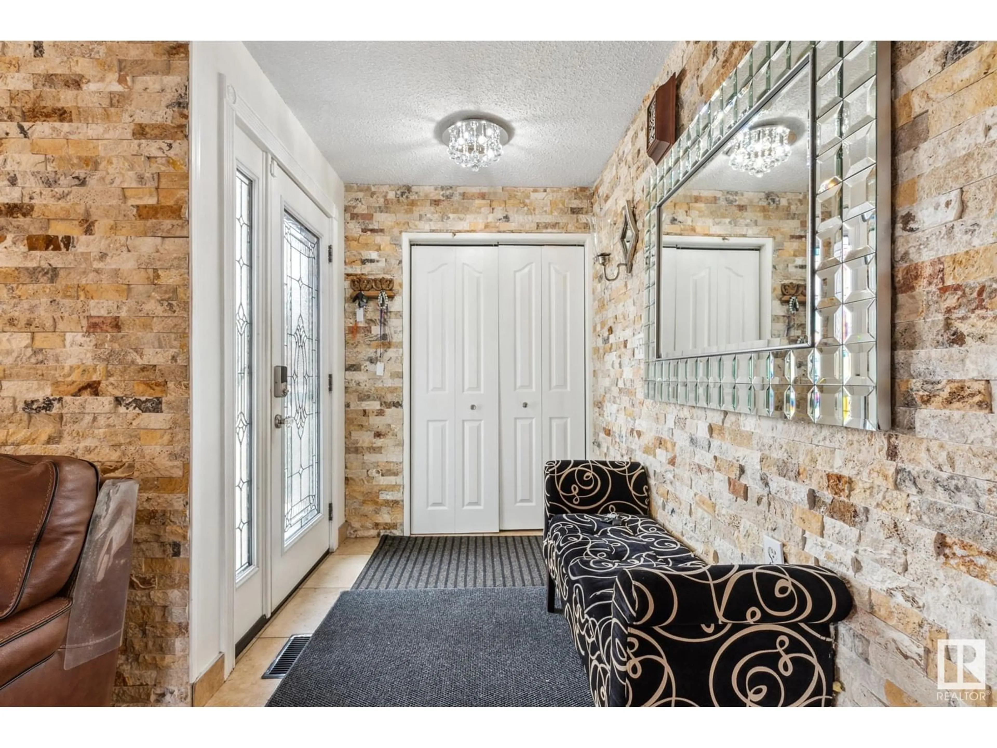Indoor entryway for 285 WARWICK RD, Edmonton Alberta T5X4R1