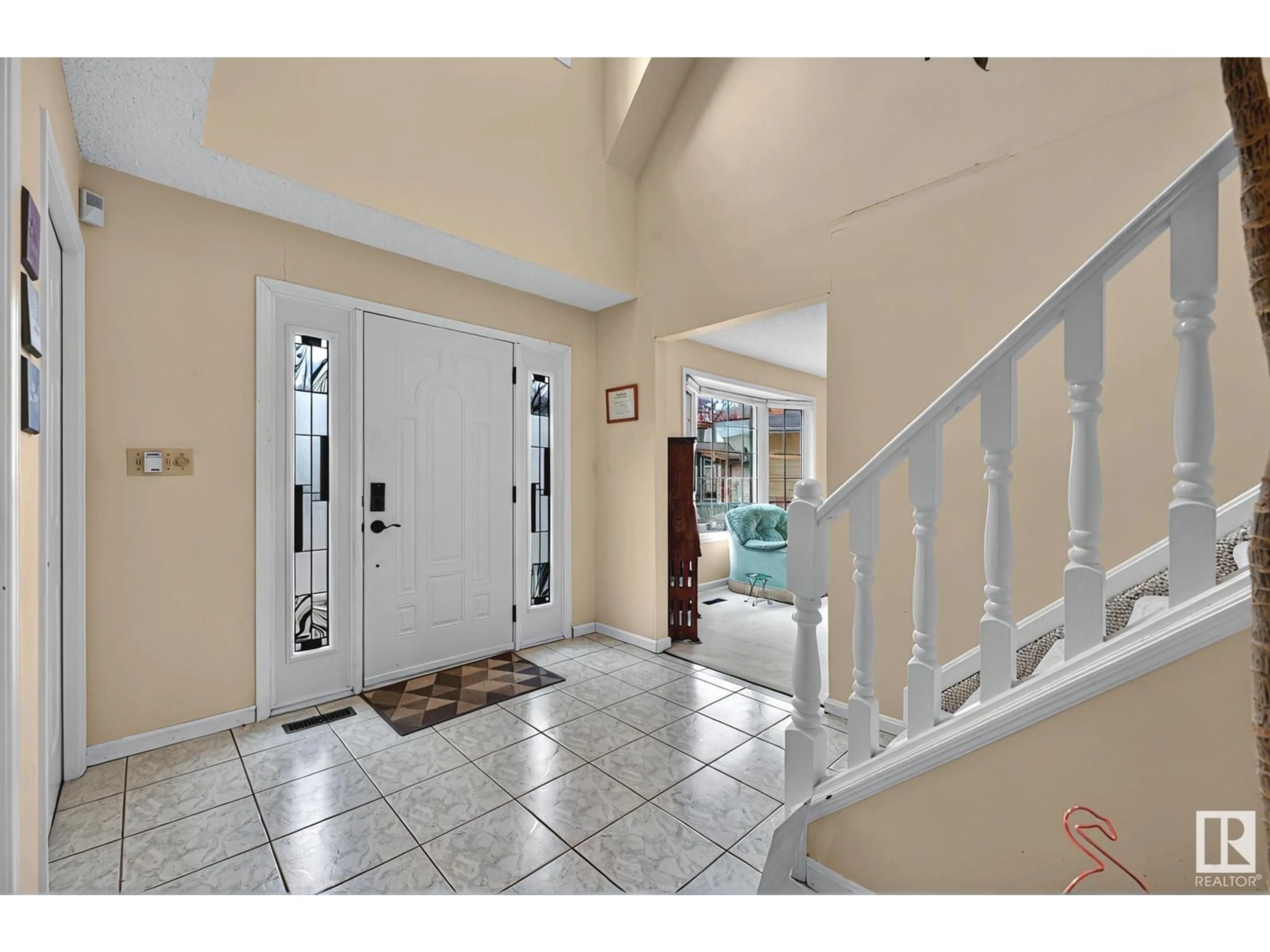 Indoor foyer for 524 WAHSTAO RD, Edmonton Alberta T5T2Y1