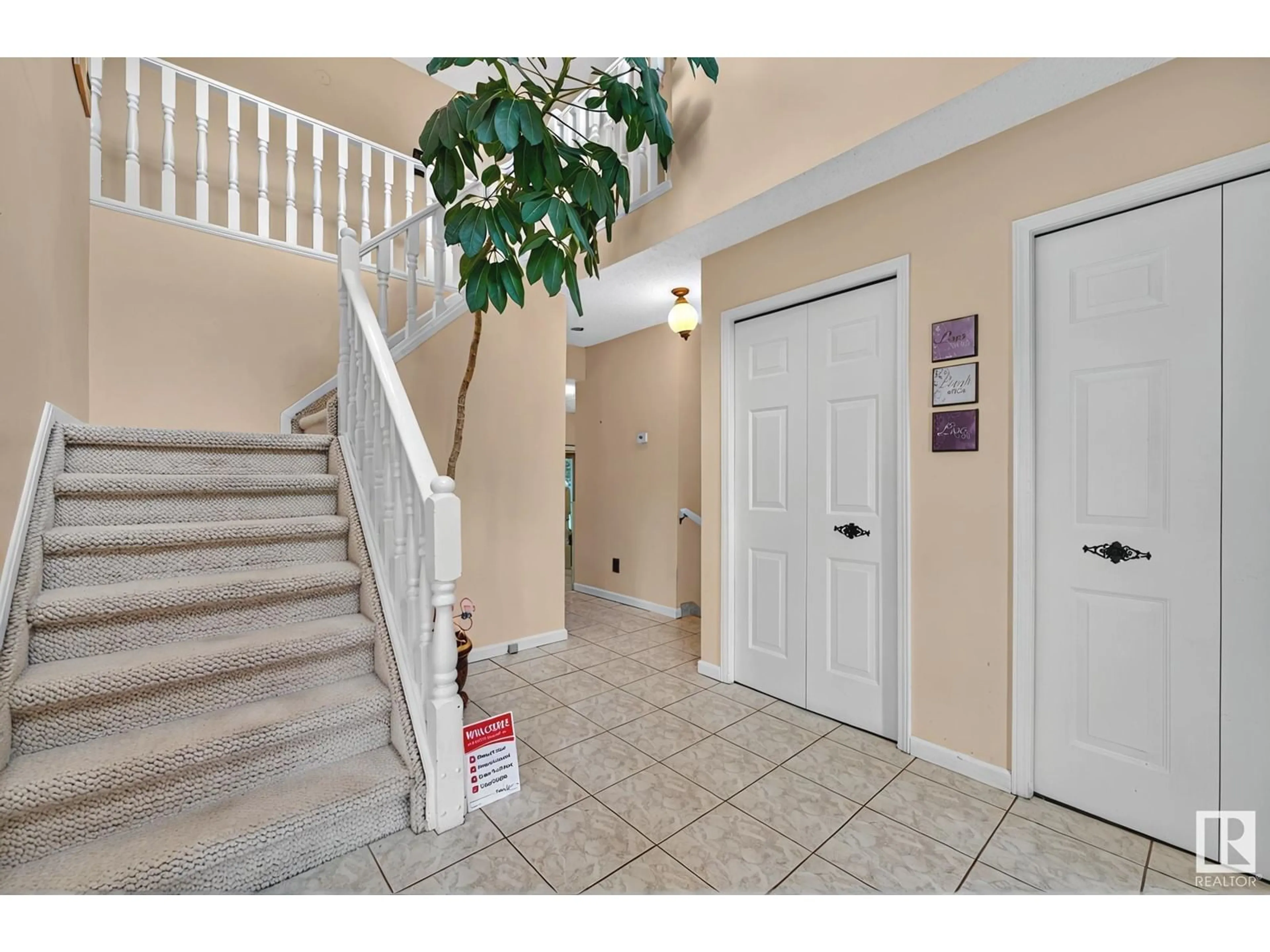 Indoor foyer for 524 WAHSTAO RD, Edmonton Alberta T5T2Y1