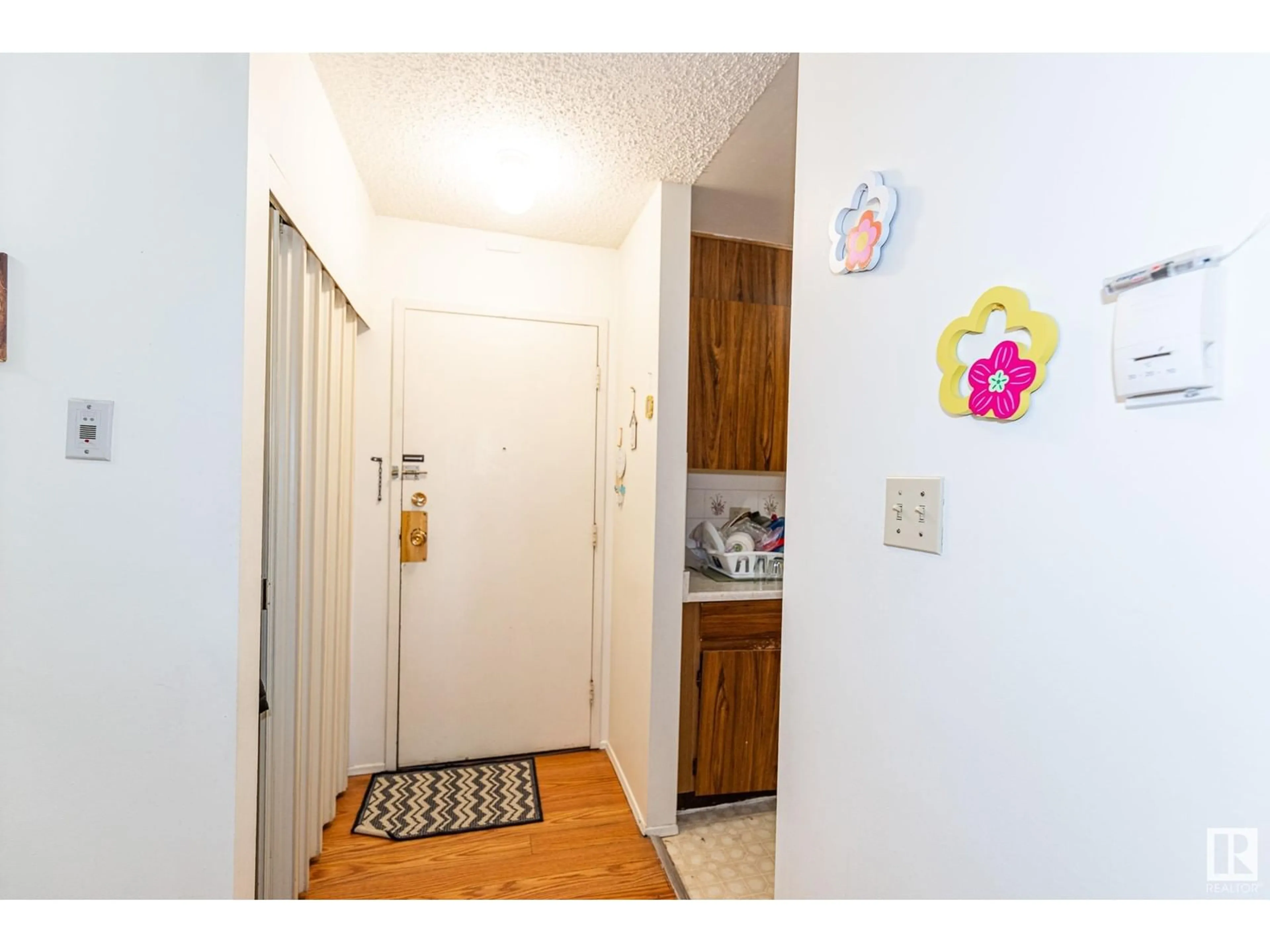 Indoor entryway for 77 - 11265 31 AV, Edmonton Alberta T6J3V7