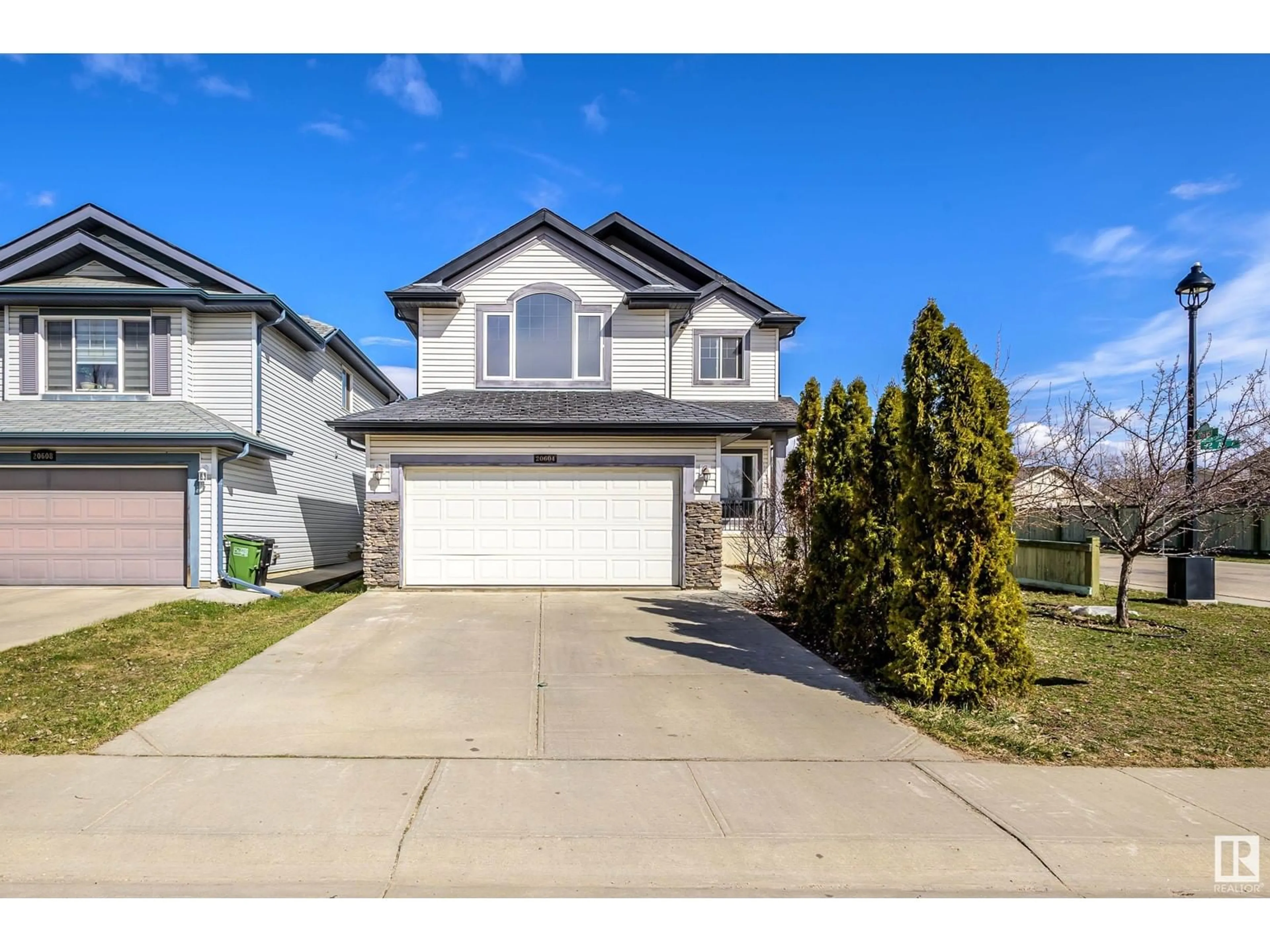 Home with vinyl exterior material, street for 20604 92 AV, Edmonton Alberta T5T1S9
