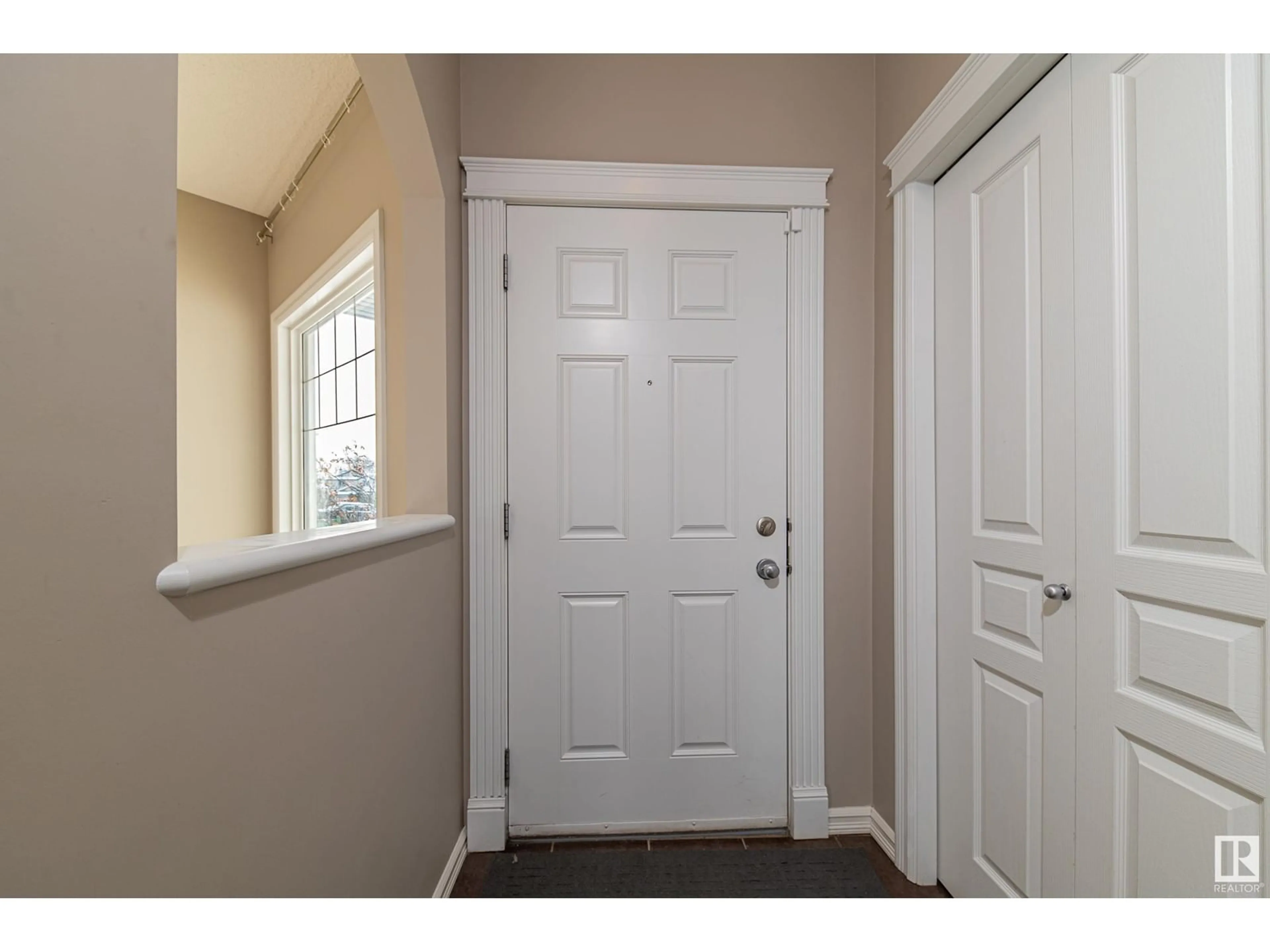 Indoor entryway for 20604 92 AV, Edmonton Alberta T5T1S9
