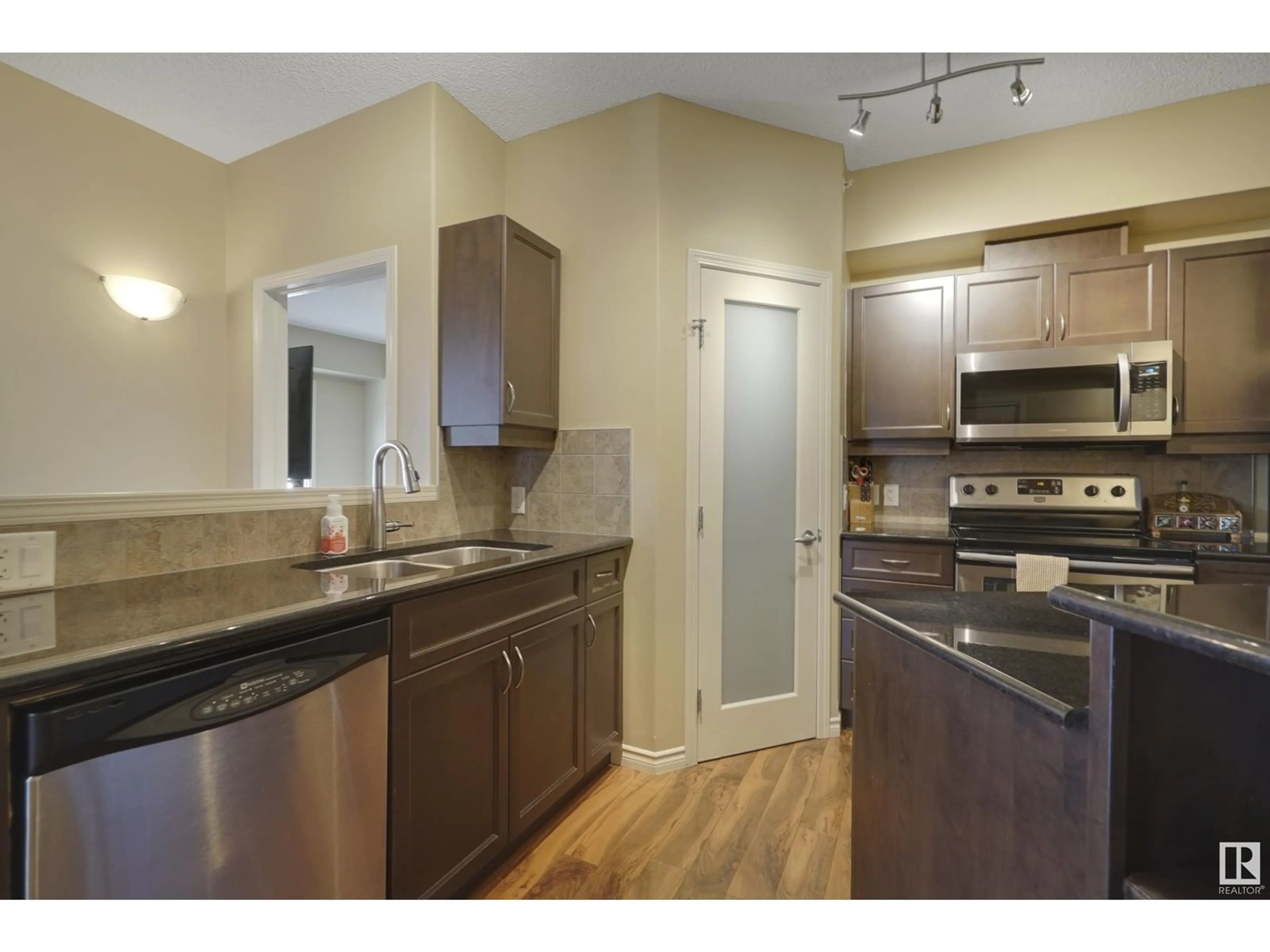 Standard kitchen, unknown for 511 10303 111 ST NW, Edmonton Alberta T5K0C6