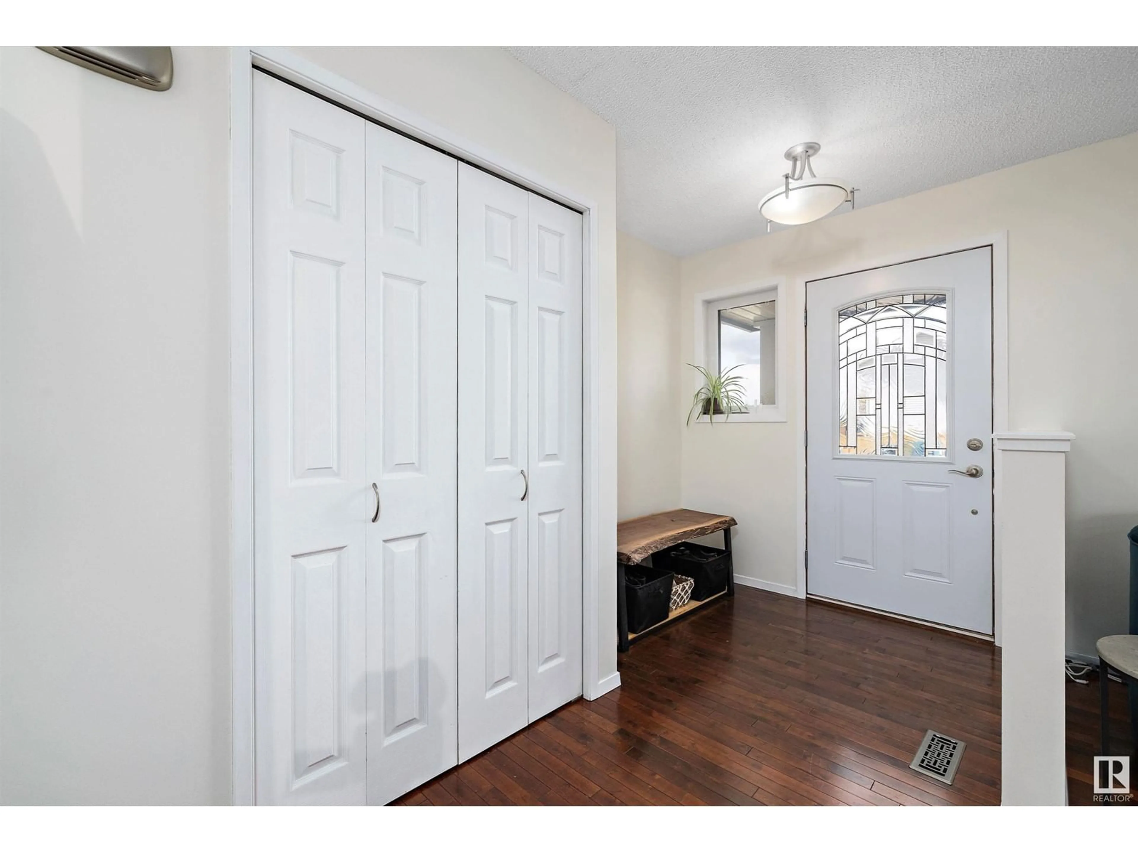 Indoor entryway for 1475 JEFFERYS CR, Edmonton Alberta T6L6T1