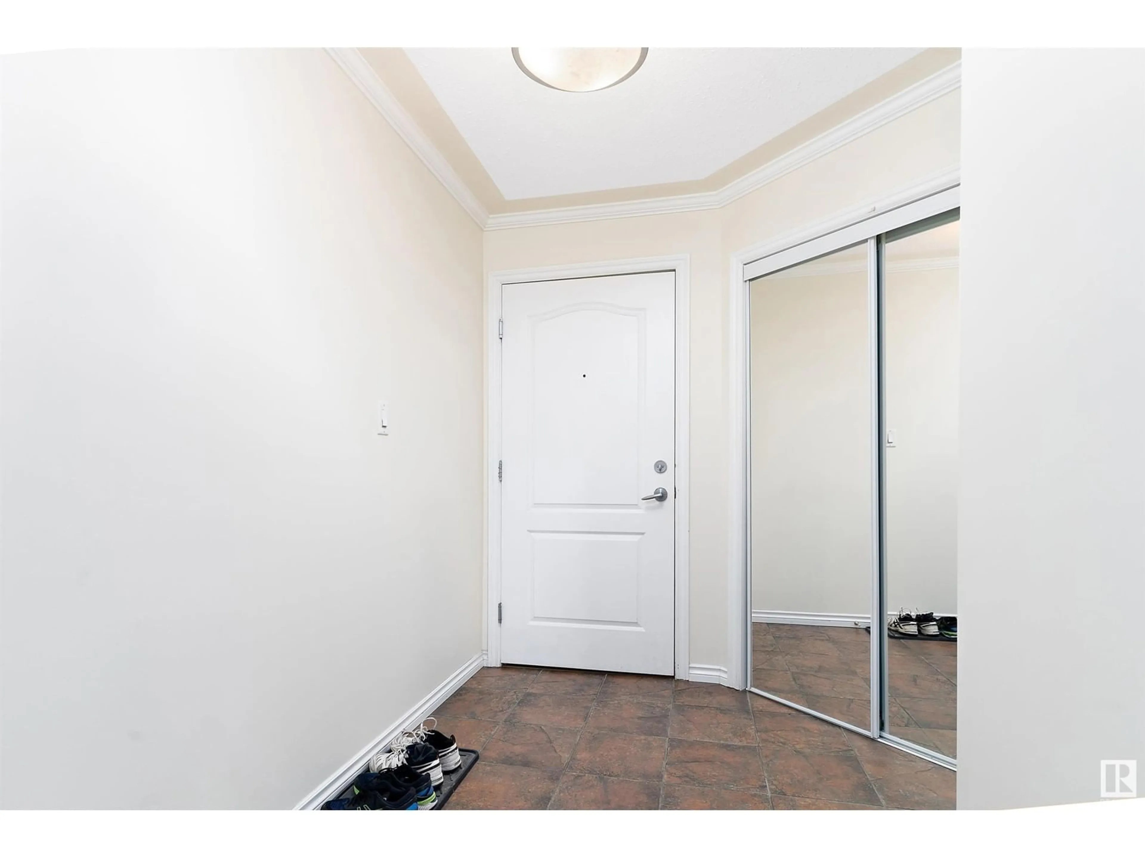 Indoor entryway for 511 9938 104 ST NW, Edmonton Alberta T5K2X7