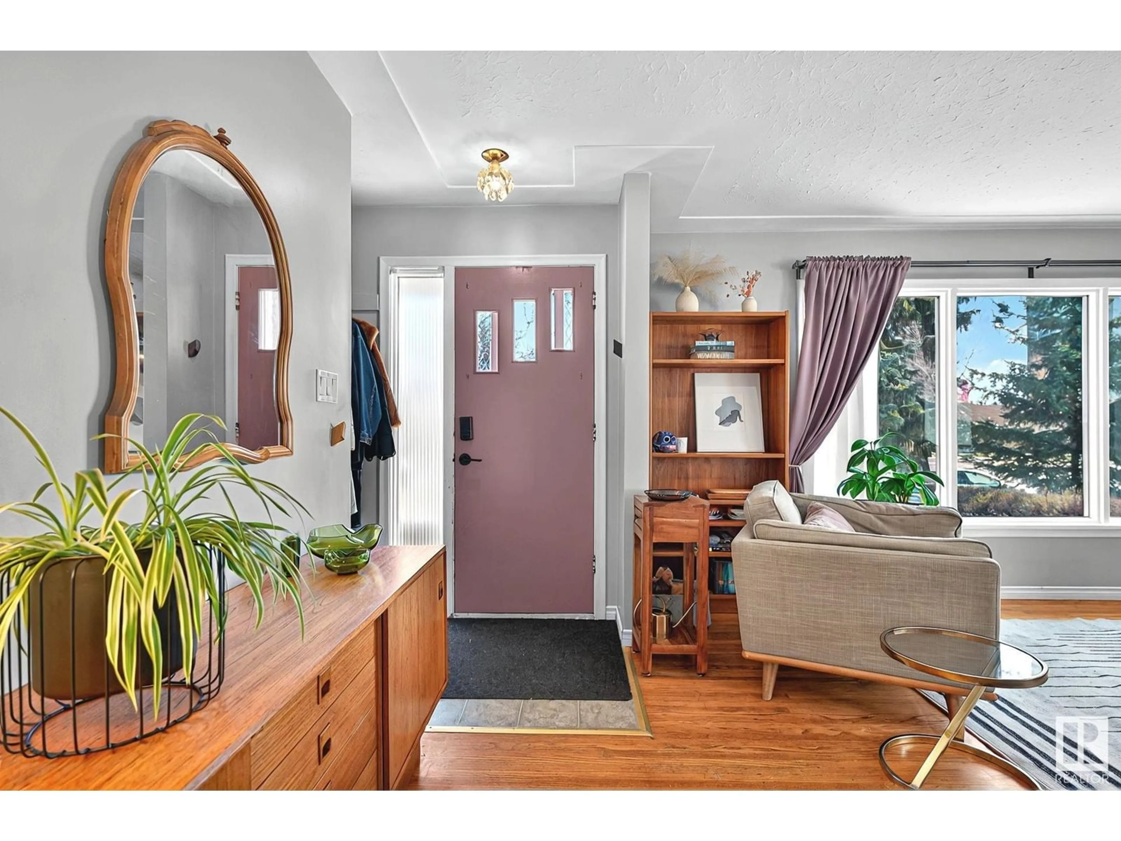 Indoor entryway for 8537 CONNORS RD, Edmonton Alberta T6C4H2