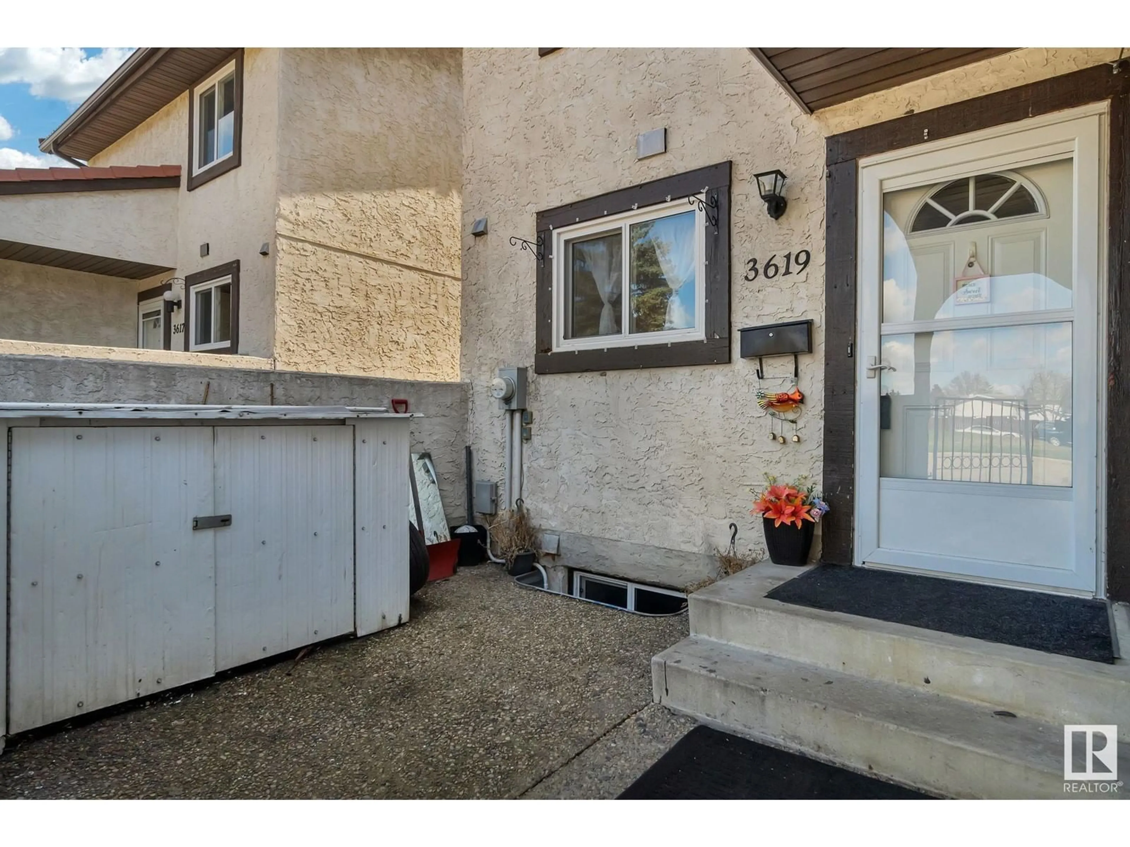 Indoor entryway for 3619 30 AV NW, Edmonton Alberta T6L5H5