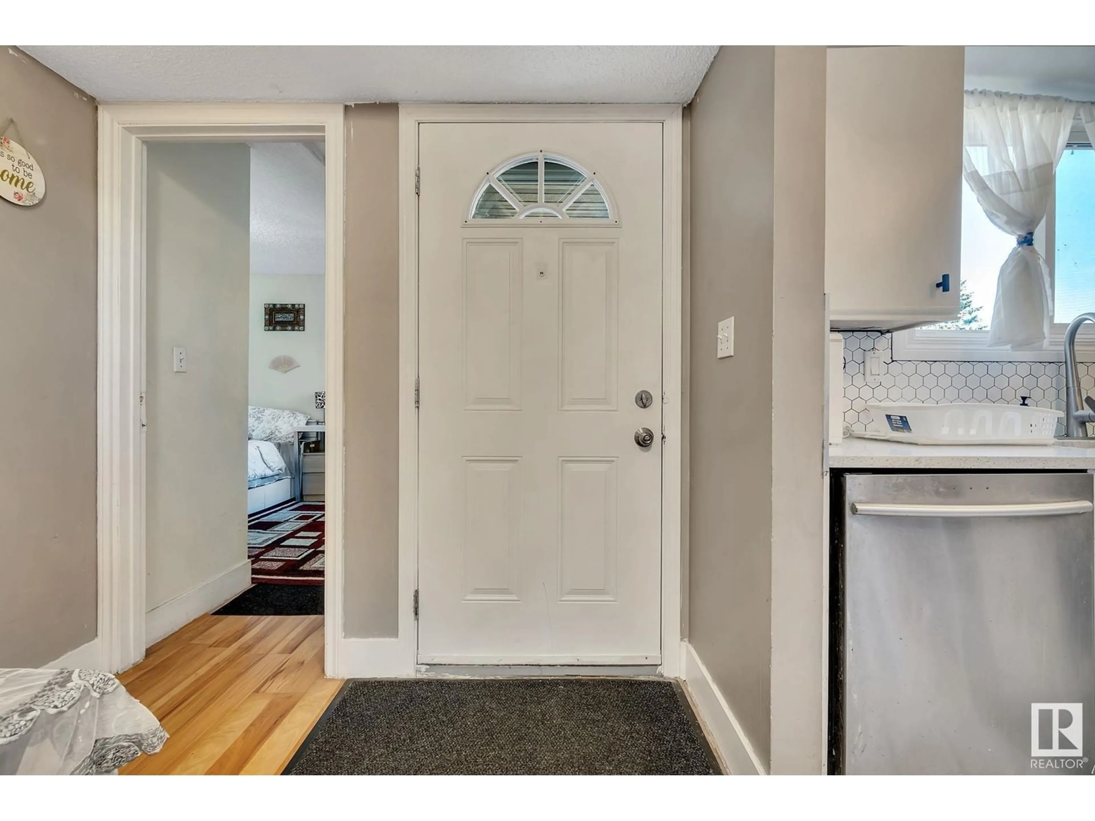 Indoor entryway for 3619 30 AV NW, Edmonton Alberta T6L5H5
