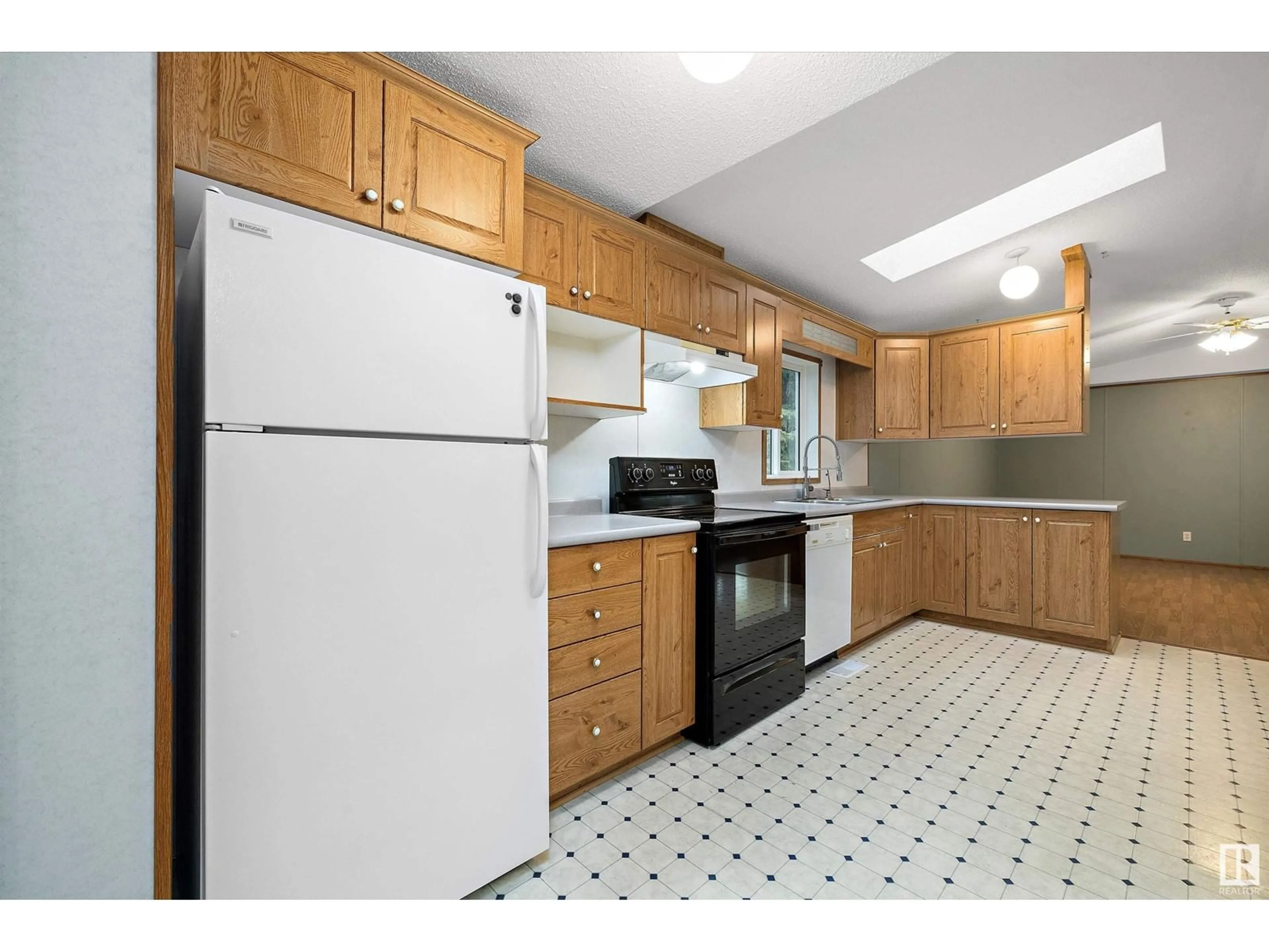 Standard kitchen, ceramic/tile floor for 55518 & 55516 RGE ROAD 250, Rural Sturgeon County Alberta T8R1P4