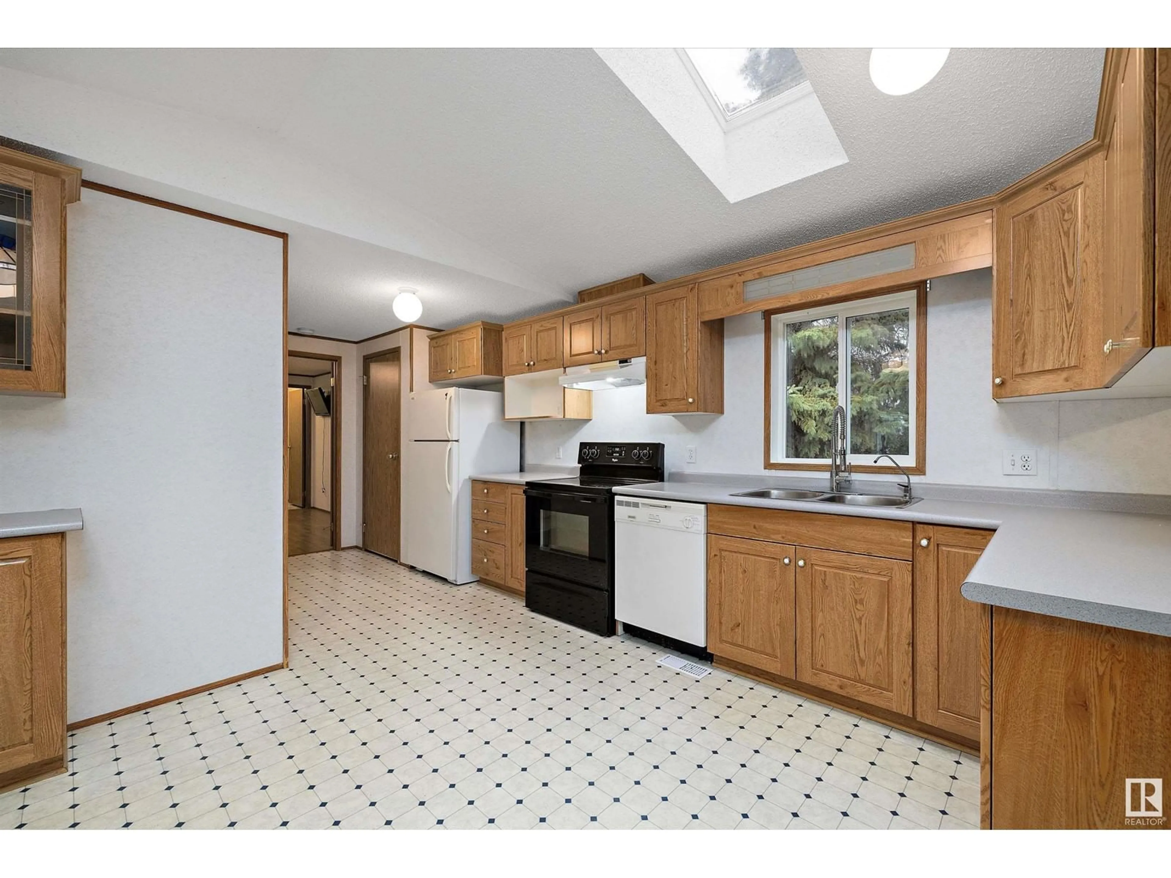Standard kitchen, unknown for 55518 & 55516 RGE ROAD 250, Rural Sturgeon County Alberta T8R1P4
