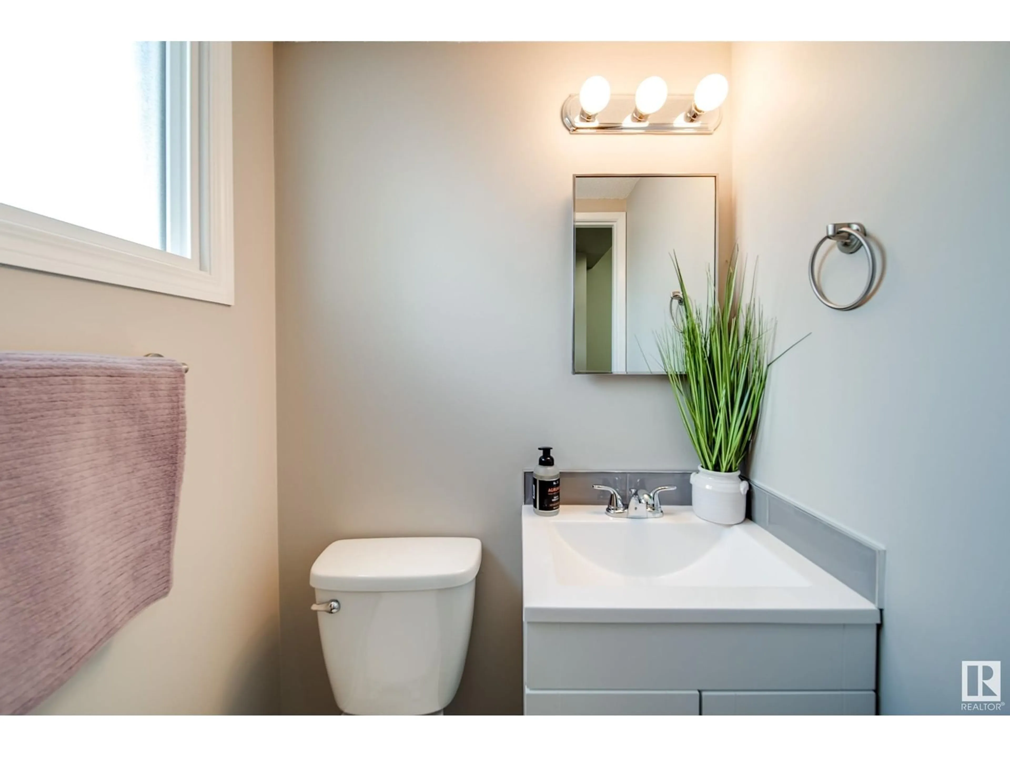 Contemporary bathroom, ceramic/tile floor for NW - 5719 144 AV, Edmonton Alberta T5A1K6