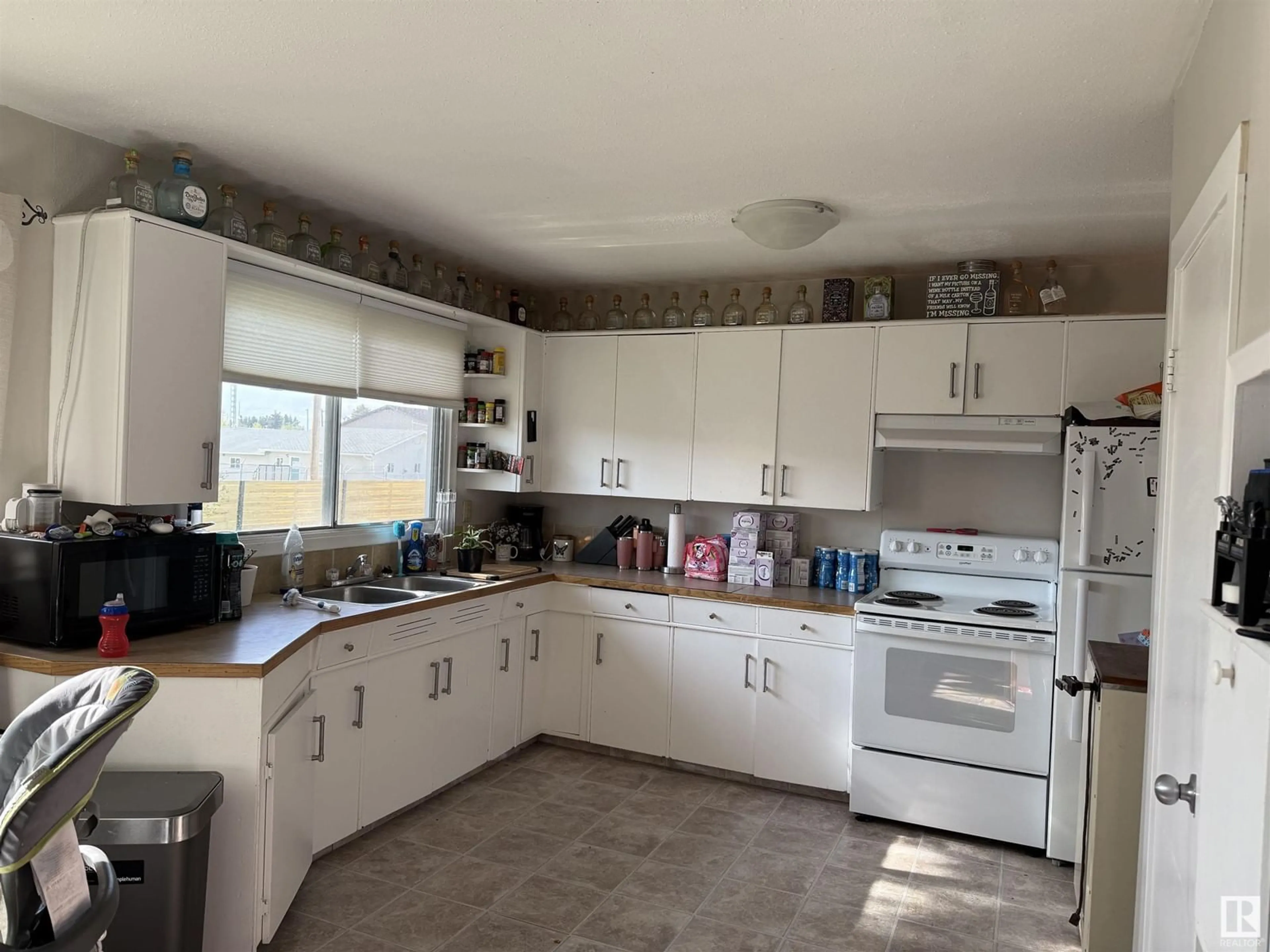 Standard kitchen, ceramic/tile floor for 5144 53 ST, Drayton Valley Alberta T7A1C5