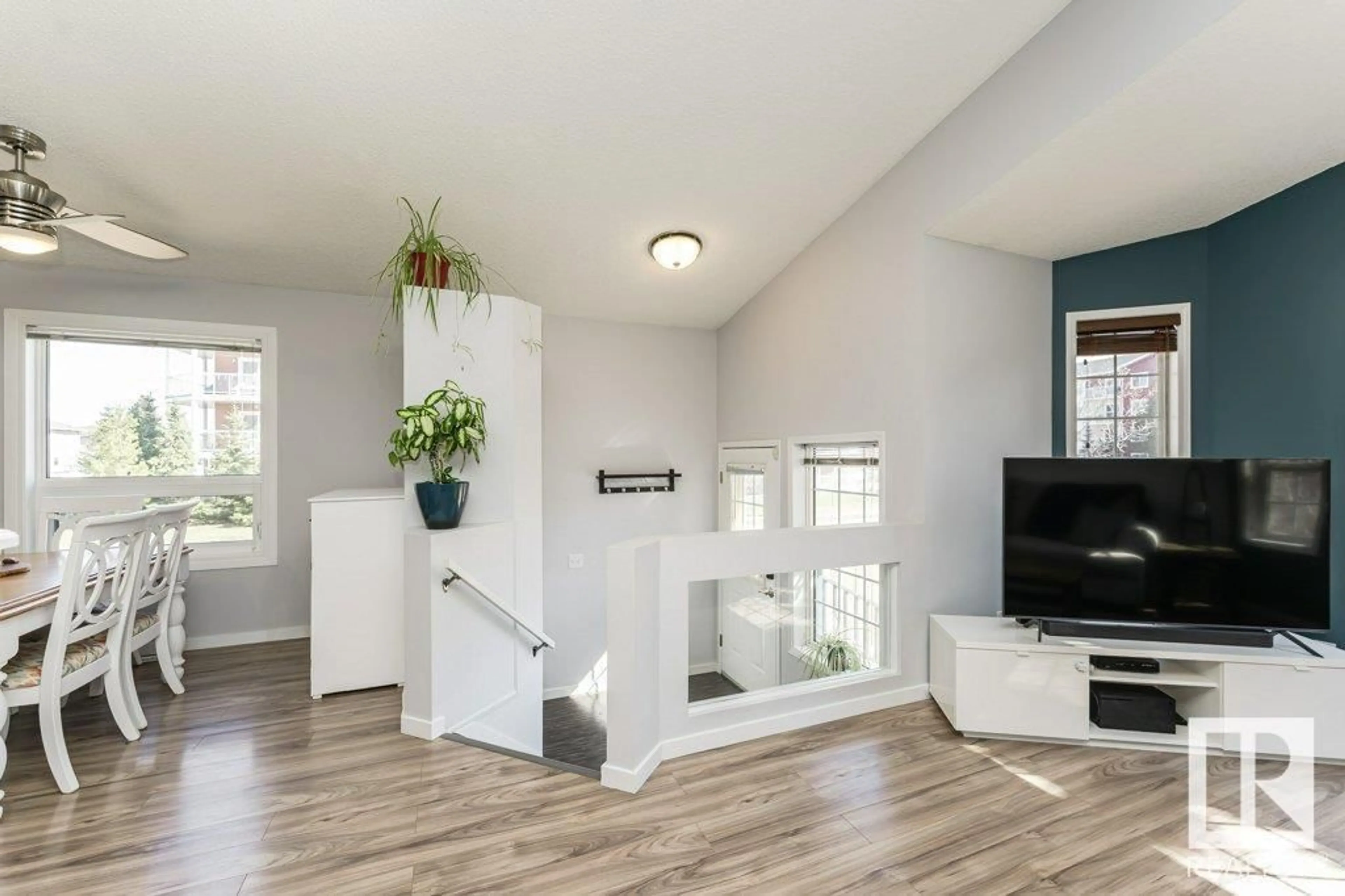 Indoor entryway for 4274 23 ST, Edmonton Alberta T6T1M1