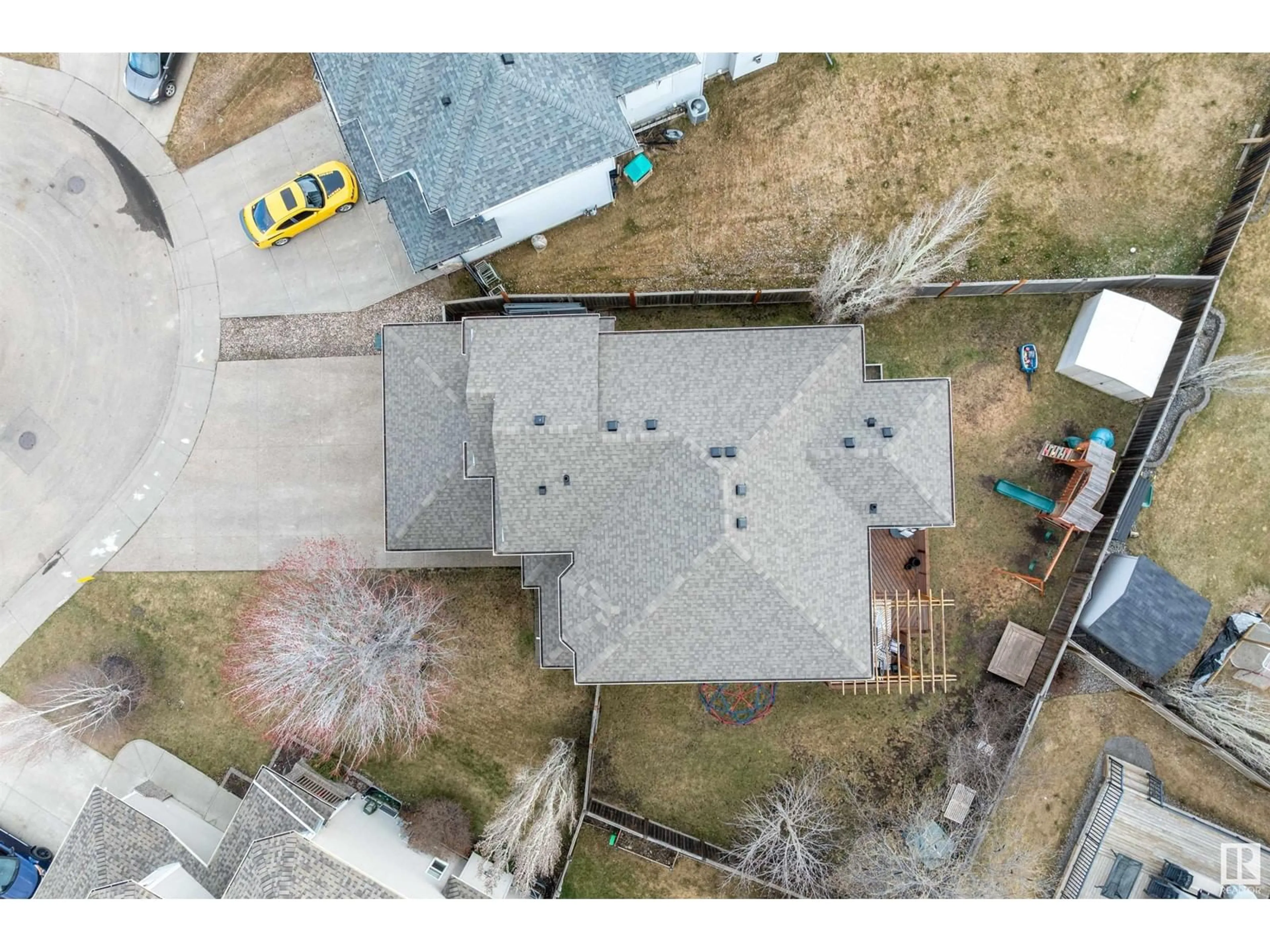 A pic from outside/outdoor area/front of a property/back of a property/a pic from drone, street for 9 LINKSVIEW CL, Spruce Grove Alberta T7X4P3
