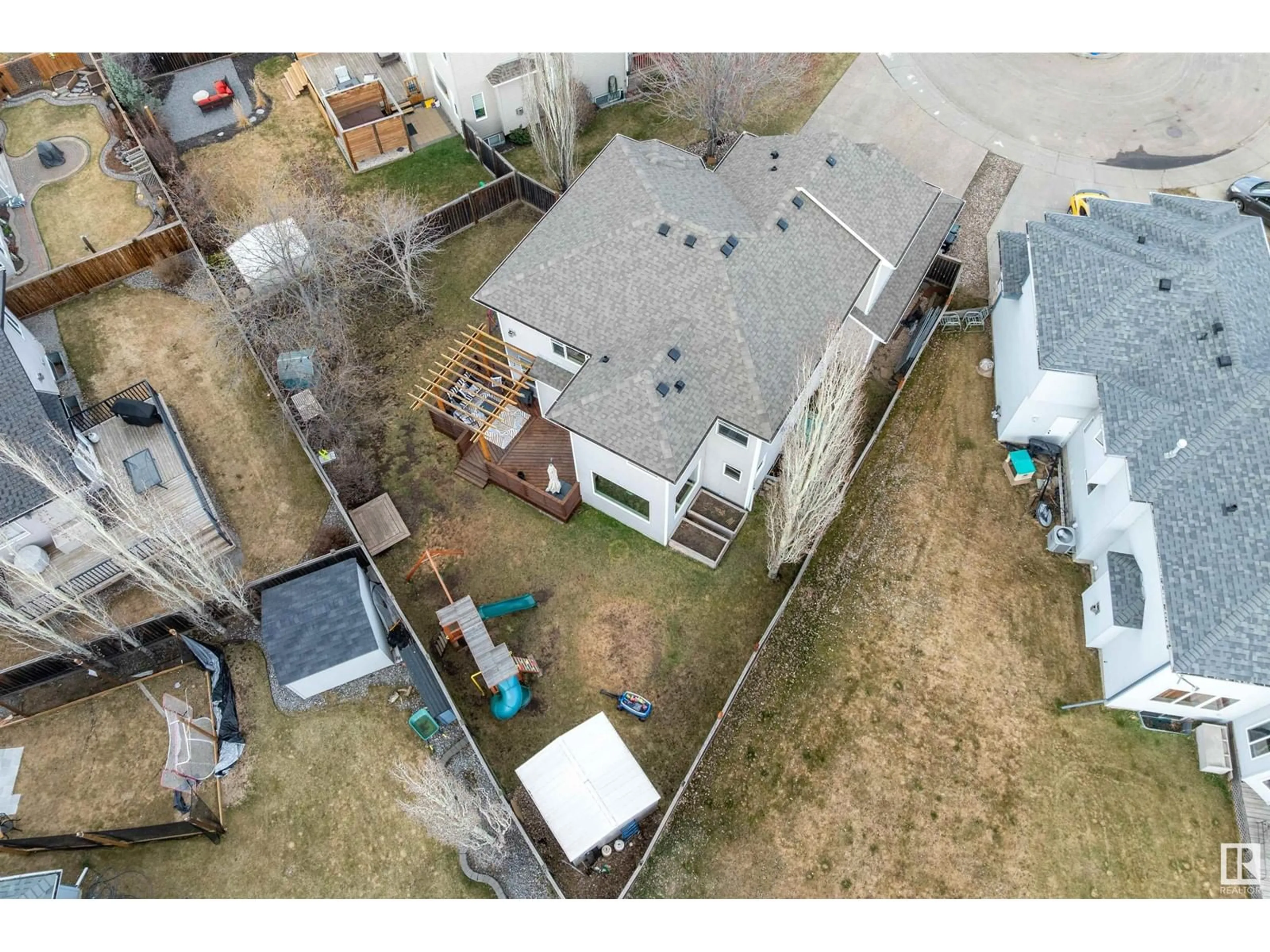 A pic from outside/outdoor area/front of a property/back of a property/a pic from drone, street for 9 LINKSVIEW CL, Spruce Grove Alberta T7X4P3