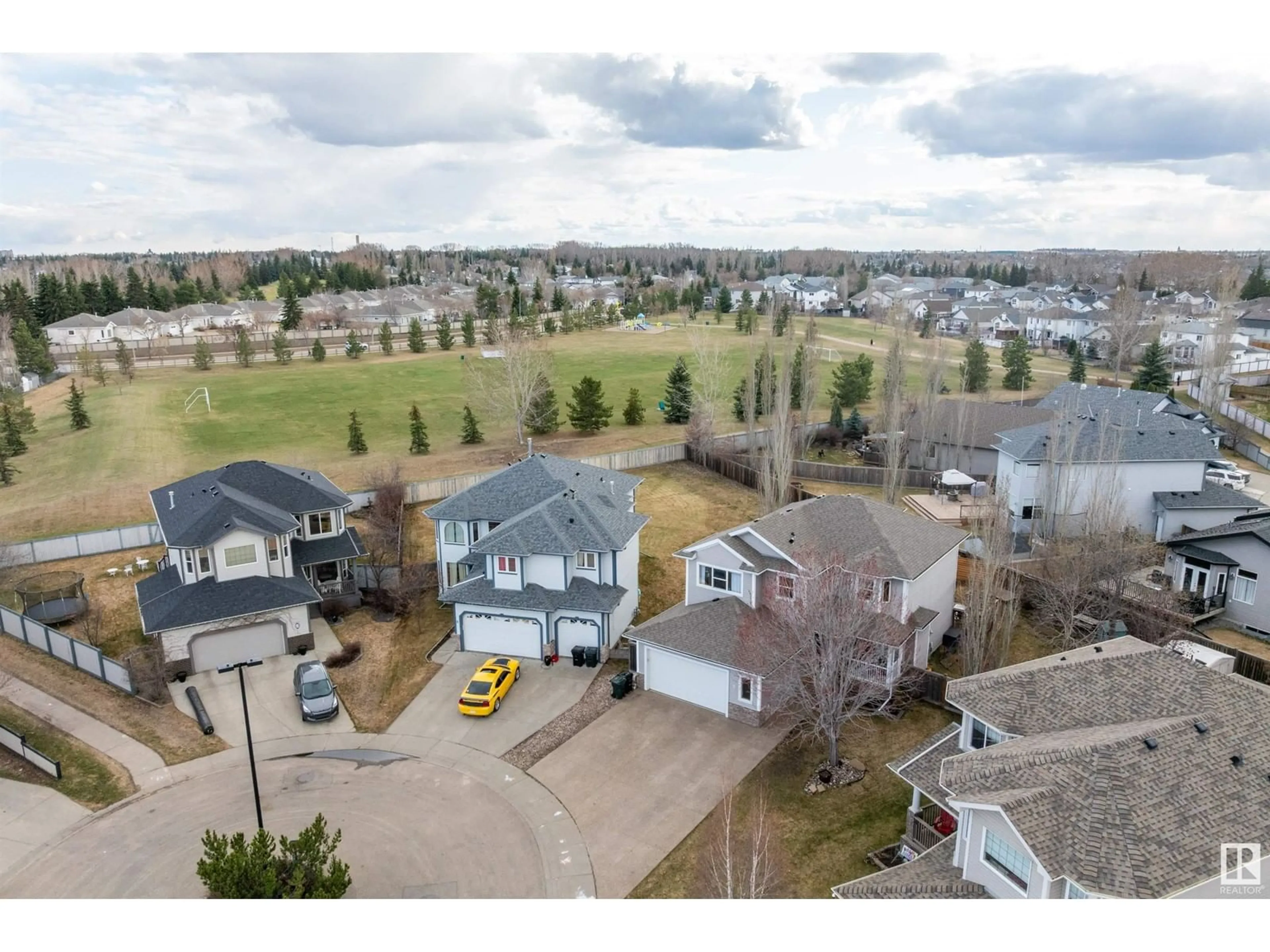 A pic from outside/outdoor area/front of a property/back of a property/a pic from drone, street for 9 LINKSVIEW CL, Spruce Grove Alberta T7X4P3