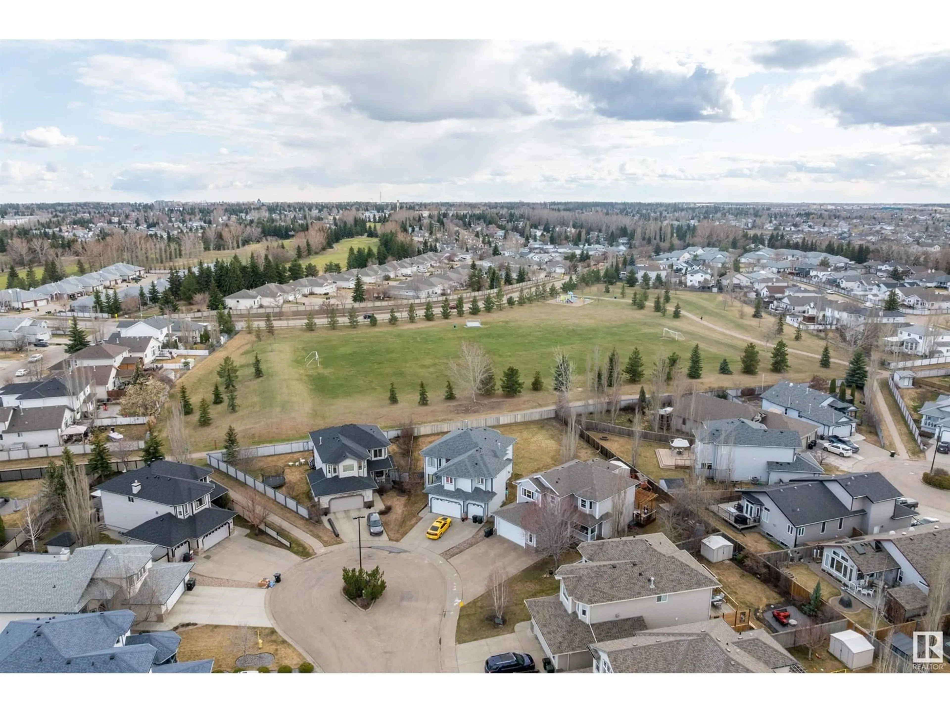 A pic from outside/outdoor area/front of a property/back of a property/a pic from drone, unknown for 9 LINKSVIEW CL, Spruce Grove Alberta T7X4P3