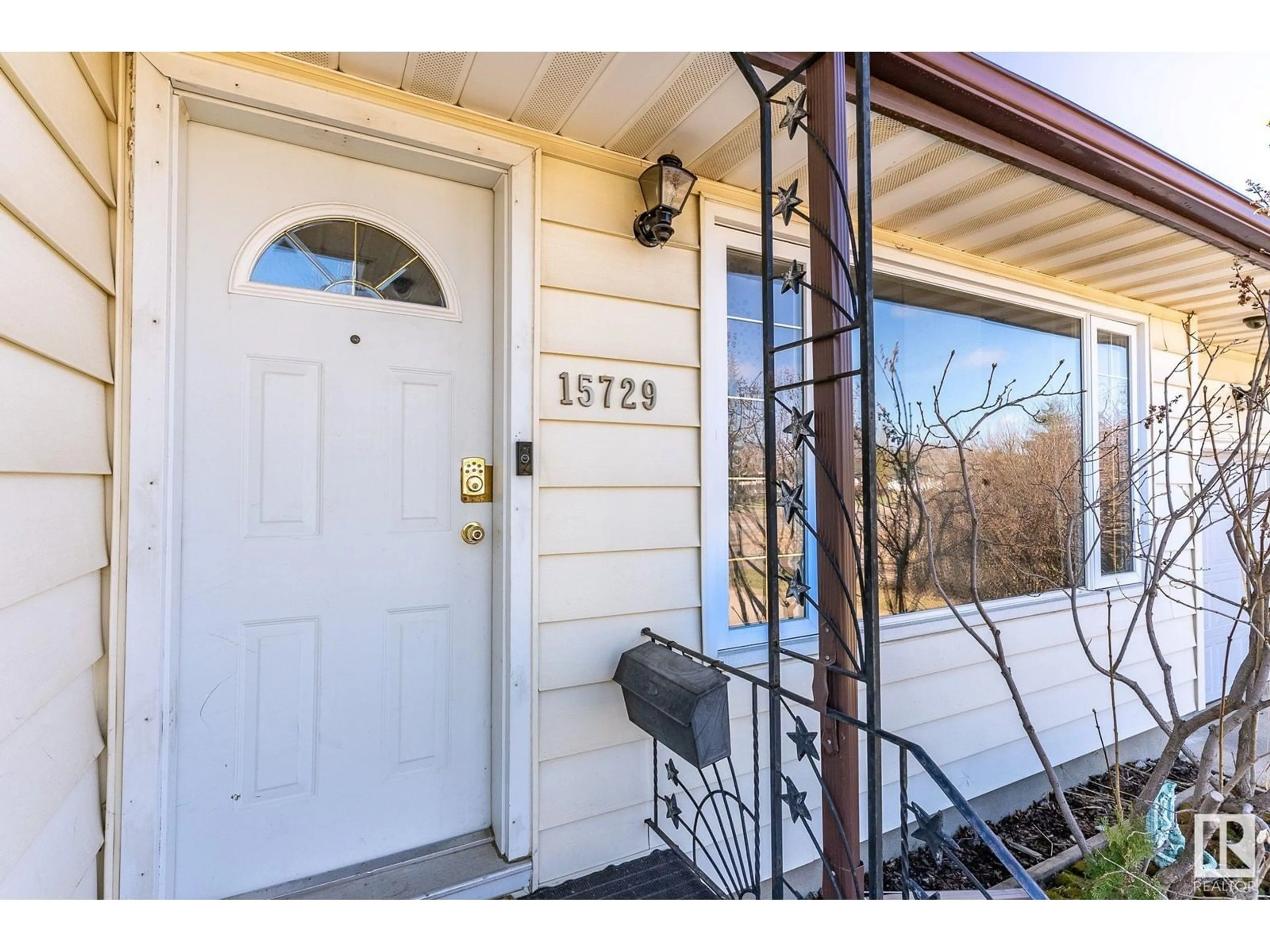 Indoor entryway for 15729 95 AV, Edmonton Alberta T5P0A3