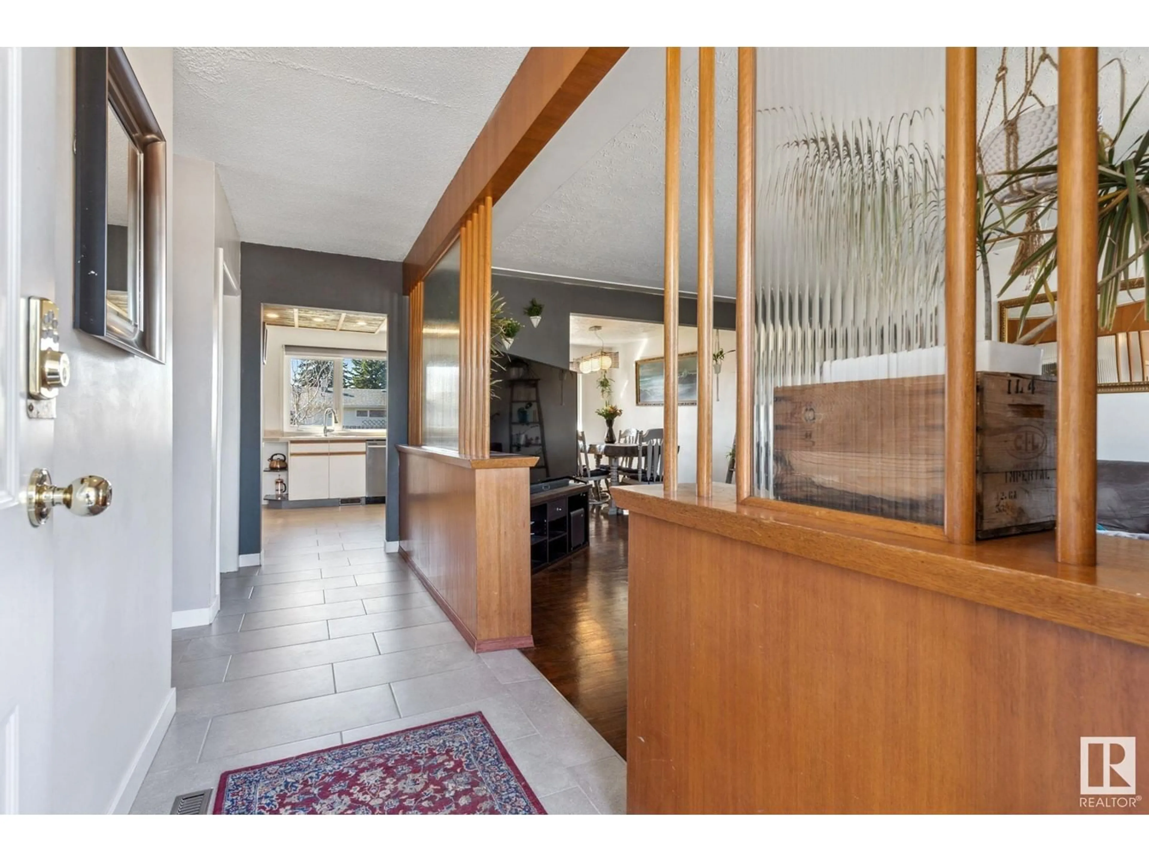 Indoor foyer for 15729 95 AV, Edmonton Alberta T5P0A3
