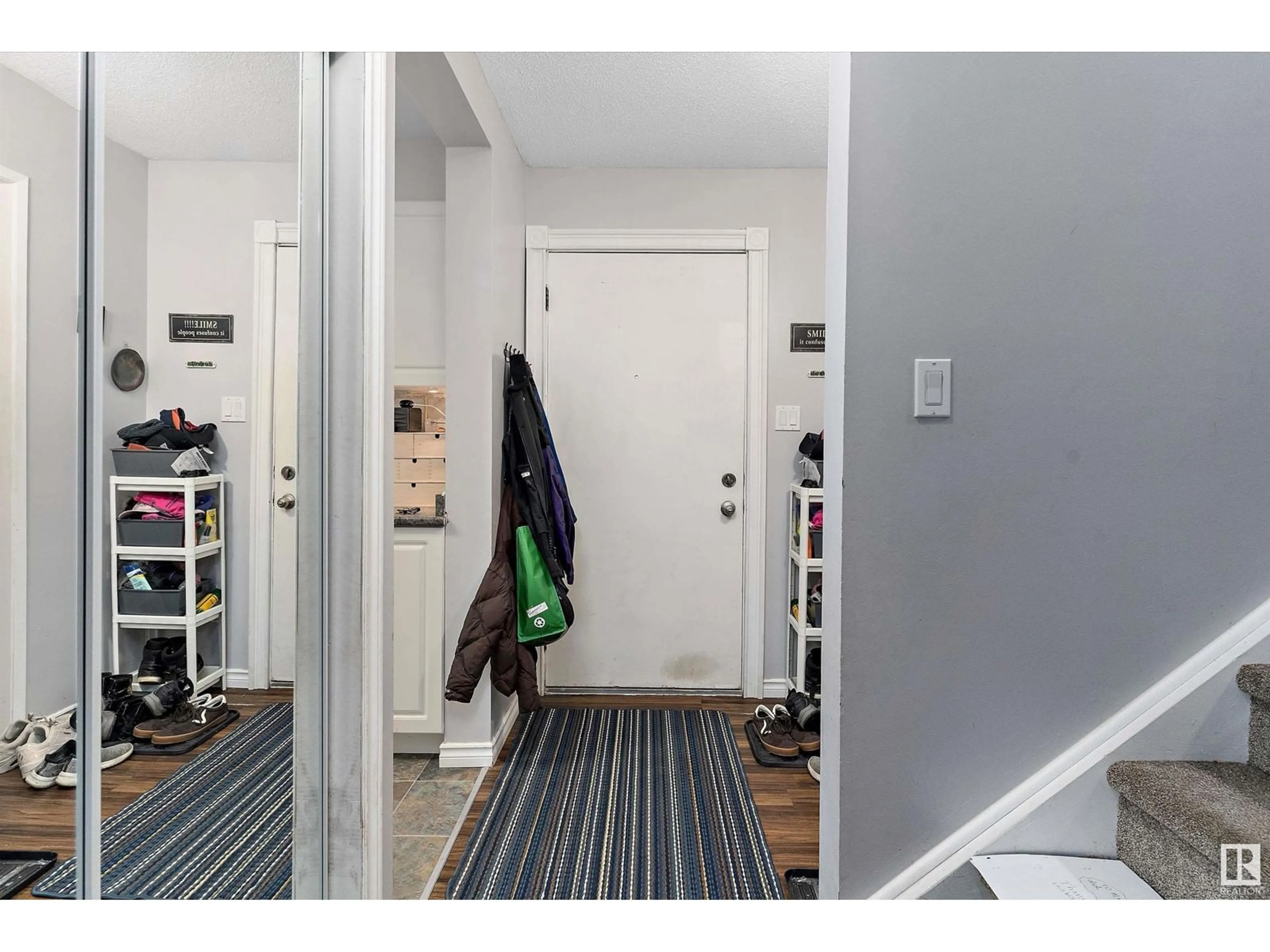 Indoor entryway for 39 - 3812 20 AV, Edmonton Alberta T6L4B2