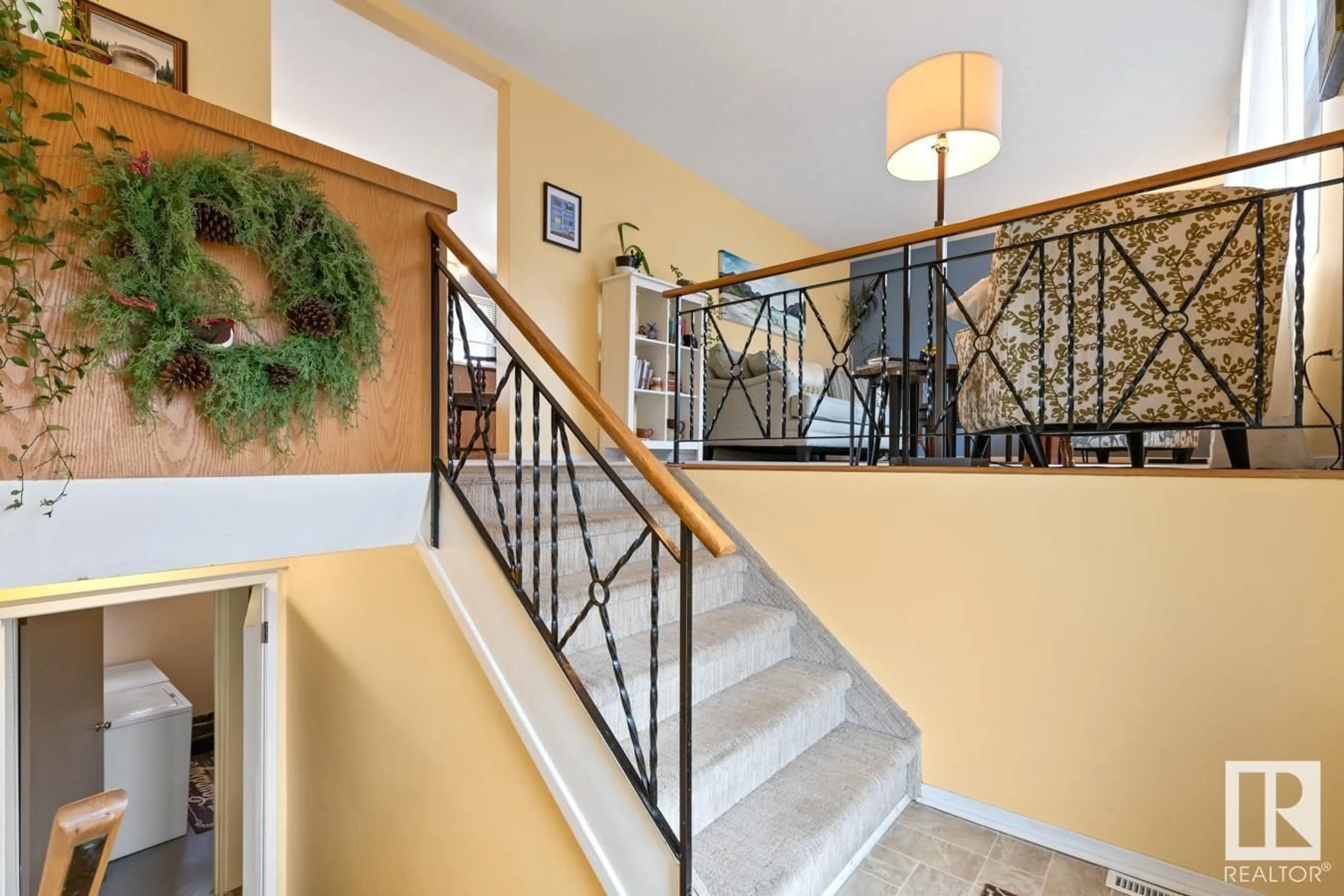 Indoor foyer for NW - 4904 104A AV, Edmonton Alberta T6A0Z7