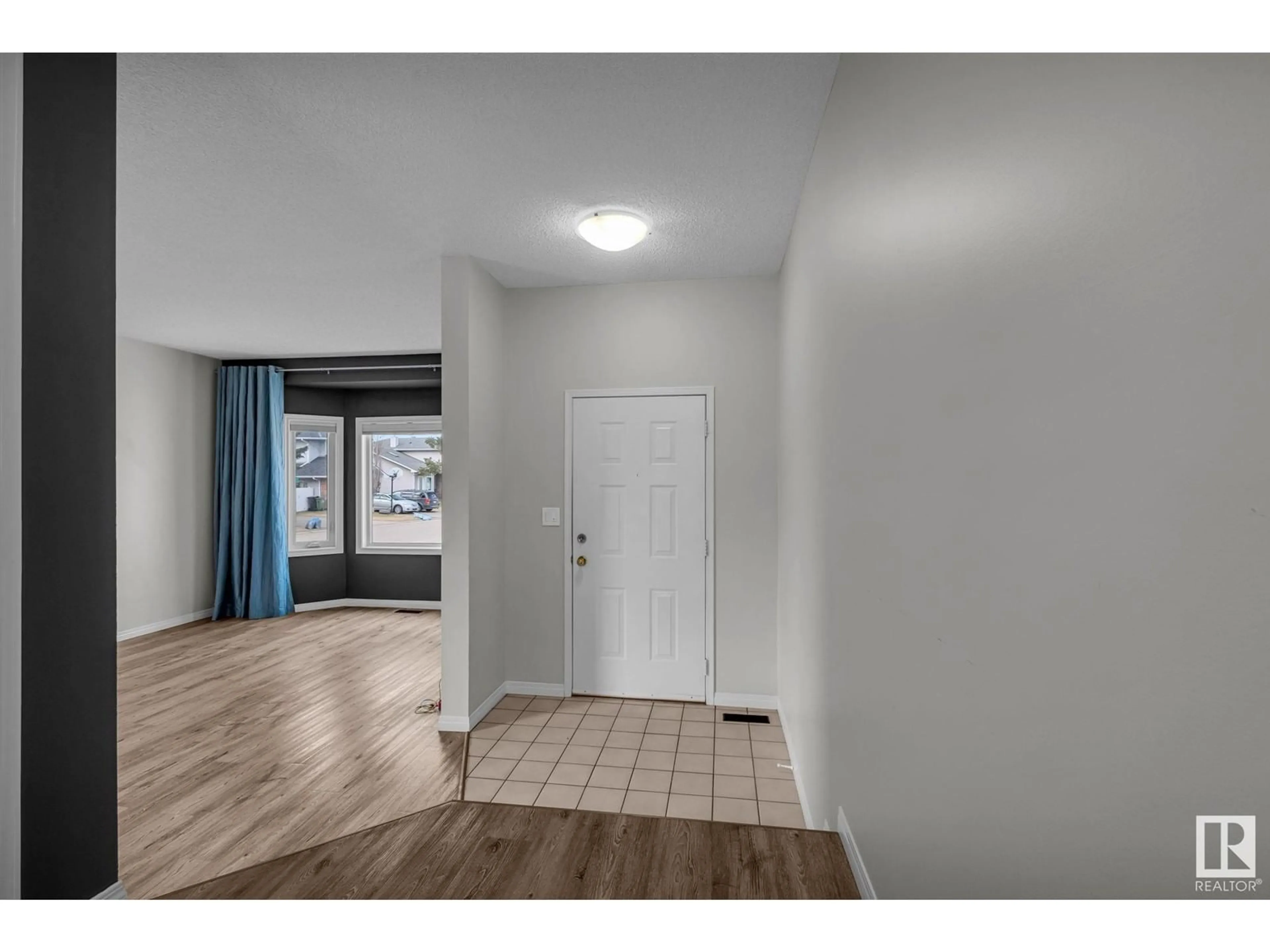 Indoor entryway for NW - 3044 44B AV, Edmonton Alberta T6T1G4