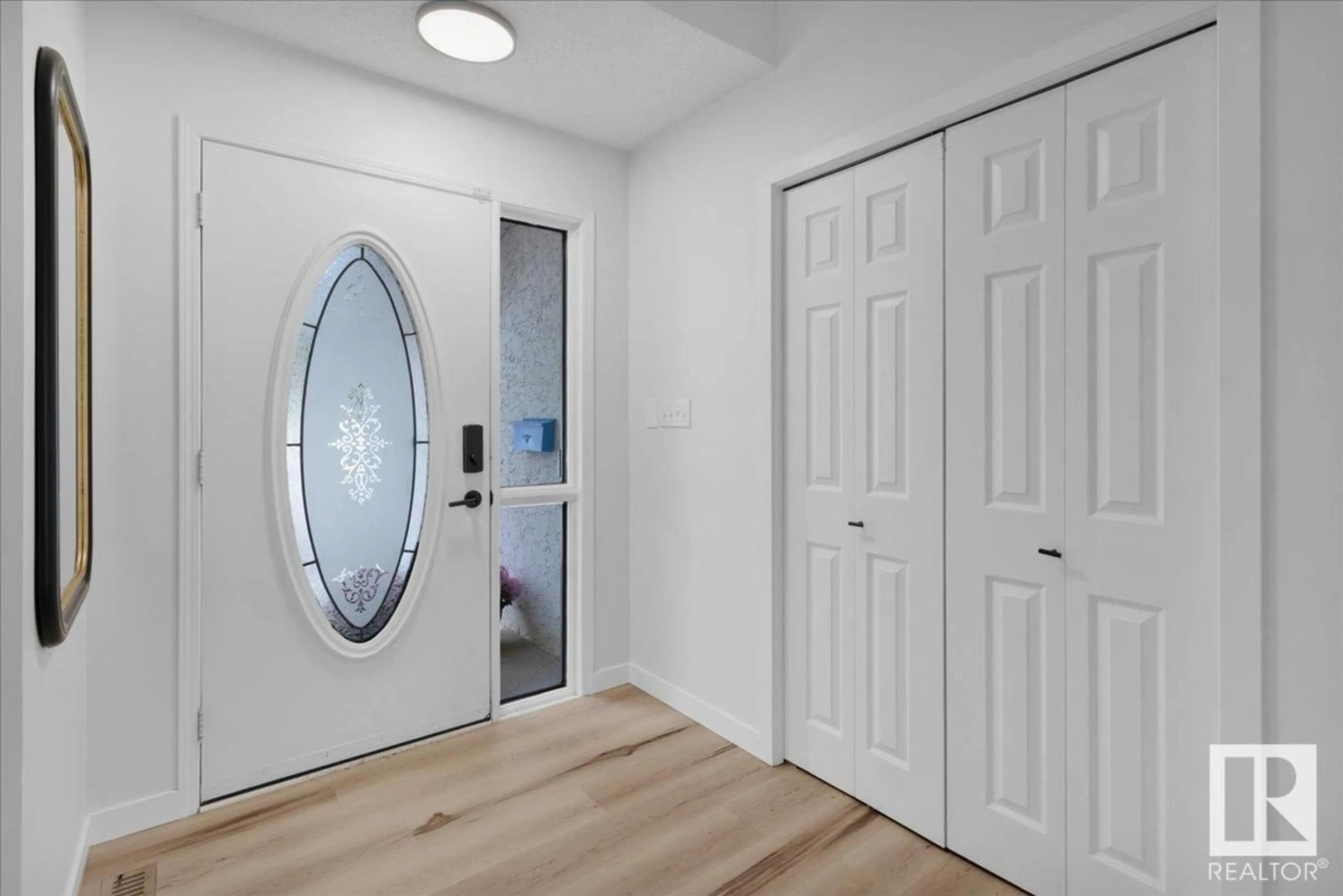 Indoor entryway for 281 HEATH RD, Edmonton Alberta T6R1V4