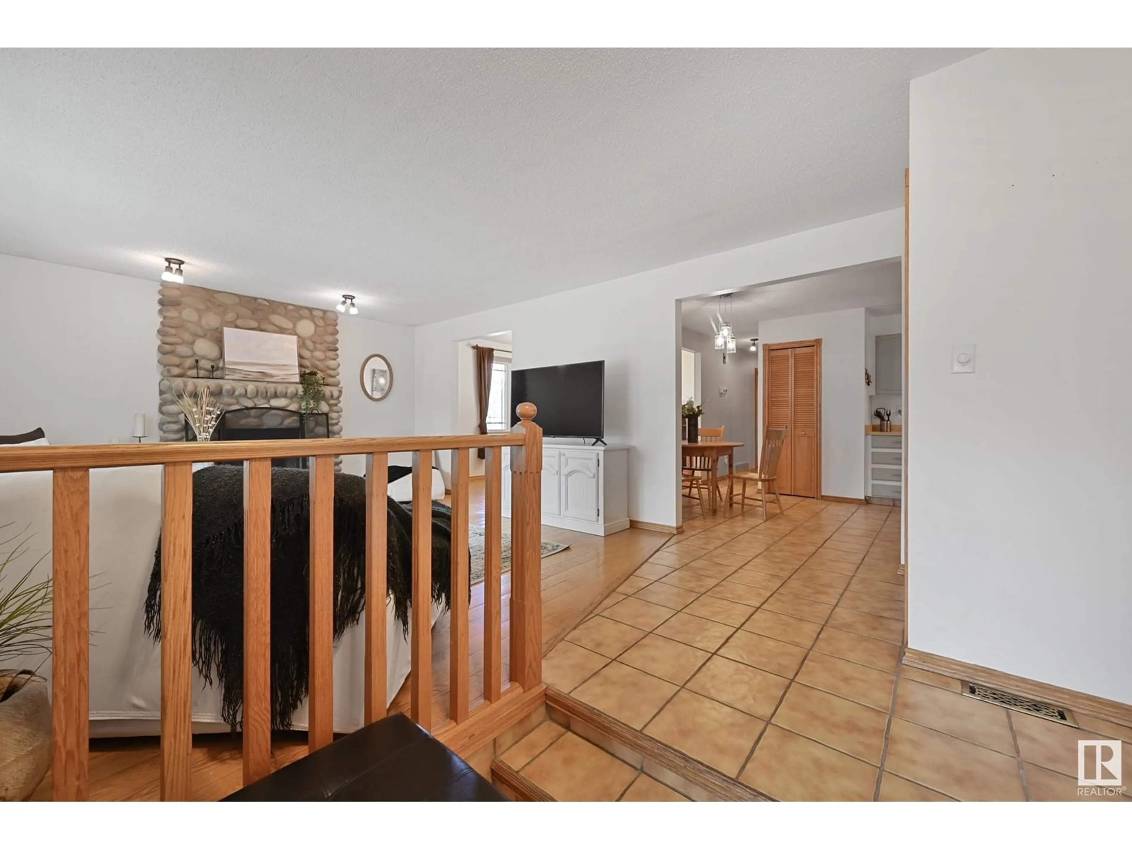 Indoor foyer for NW - 11212 22 AV, Edmonton Alberta T6J4V3