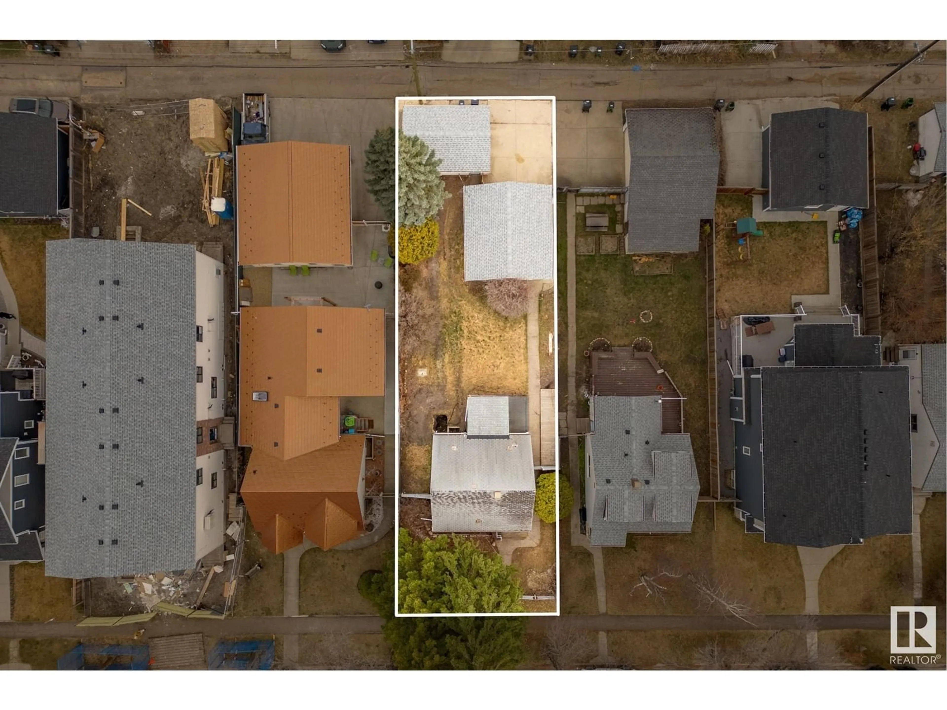 A pic from outside/outdoor area/front of a property/back of a property/a pic from drone, street for 9514 73 AV, Edmonton Alberta T6E1A9