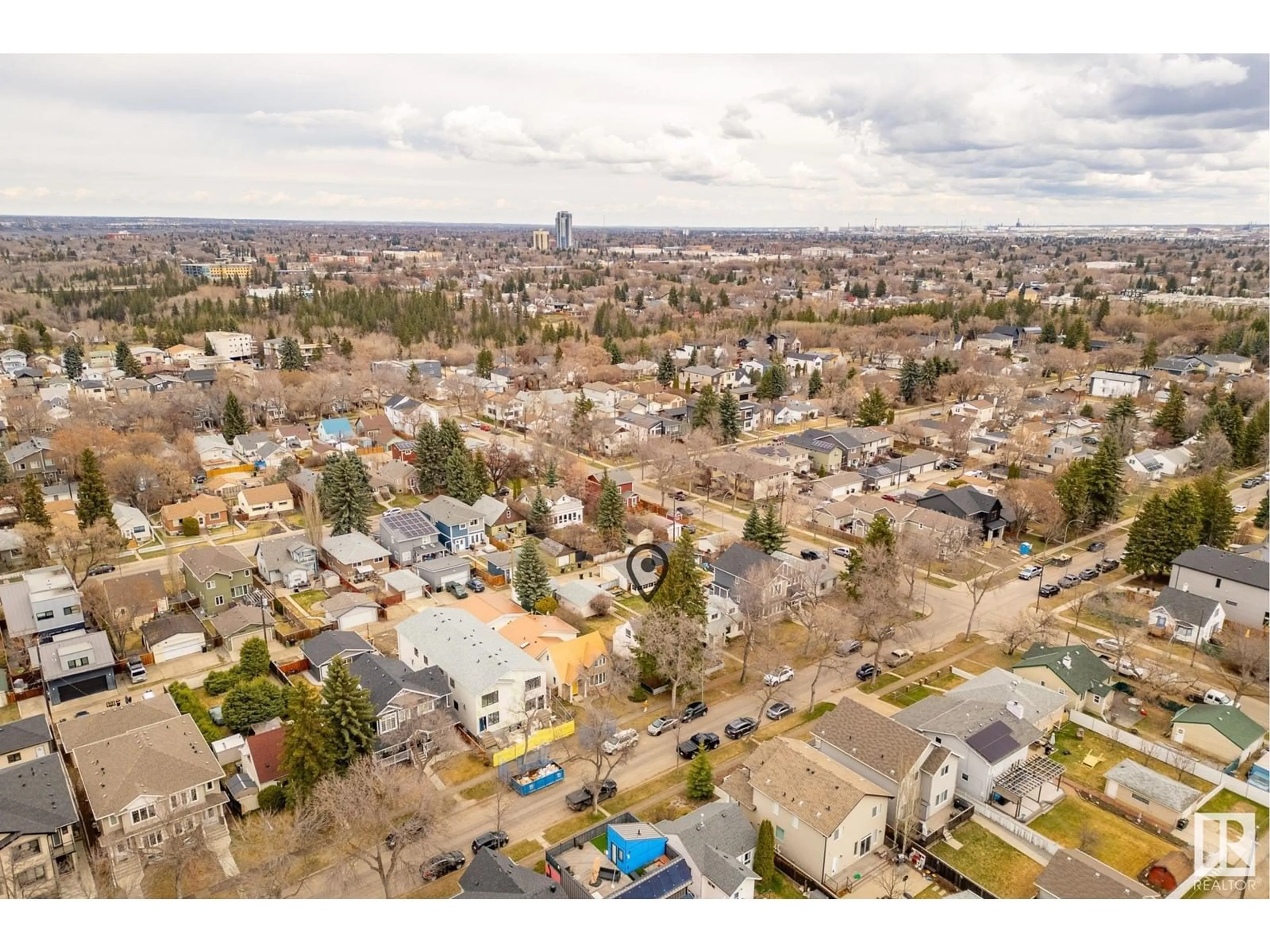 A pic from outside/outdoor area/front of a property/back of a property/a pic from drone, street for 9514 73 AV, Edmonton Alberta T6E1A9