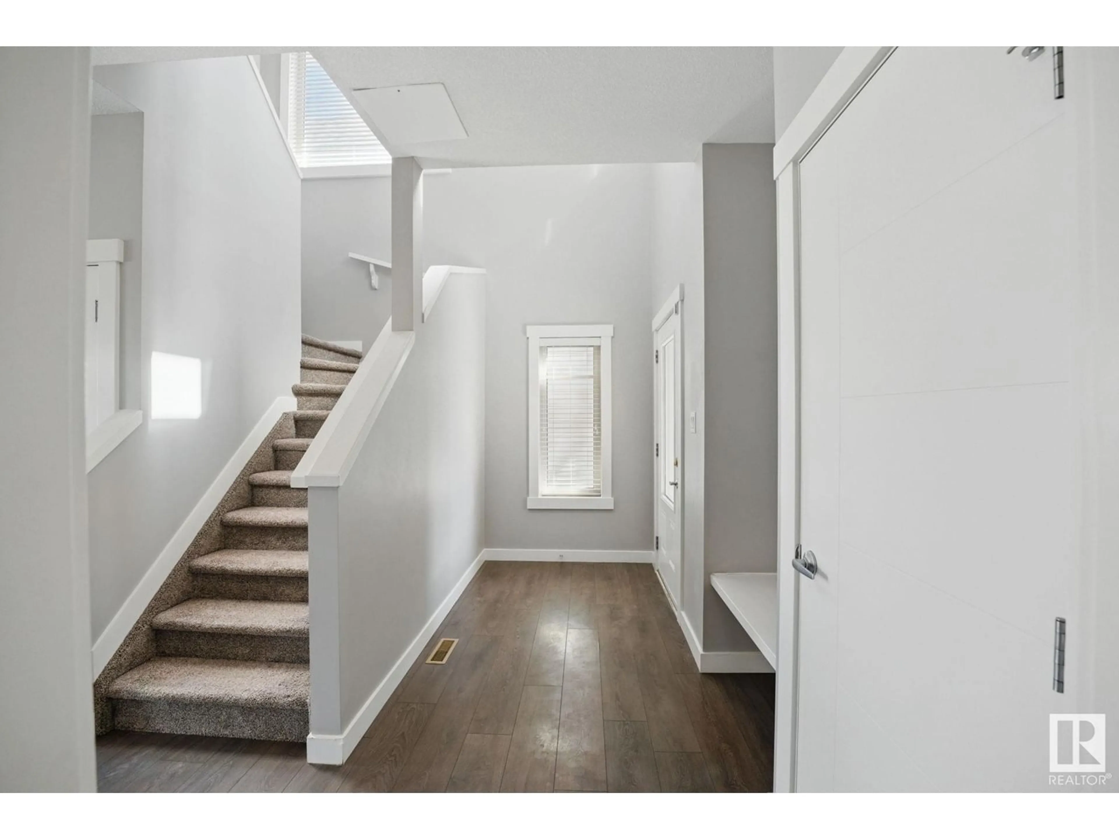 Indoor entryway for 1354 AINSLIE WD, Edmonton Alberta T6W3G1