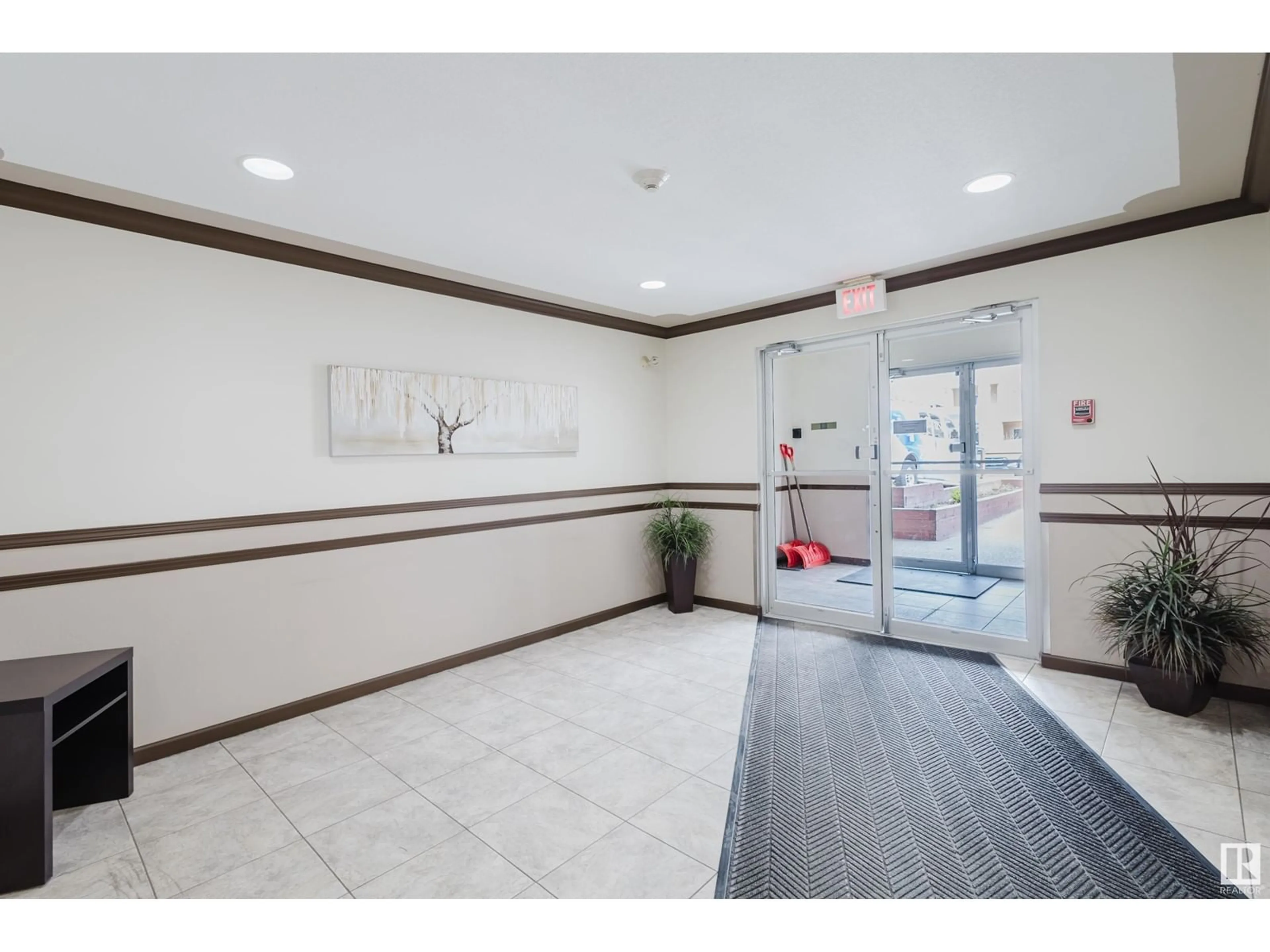 Indoor foyer for #309 - 17467 98A AV, Edmonton Alberta T5T6E9