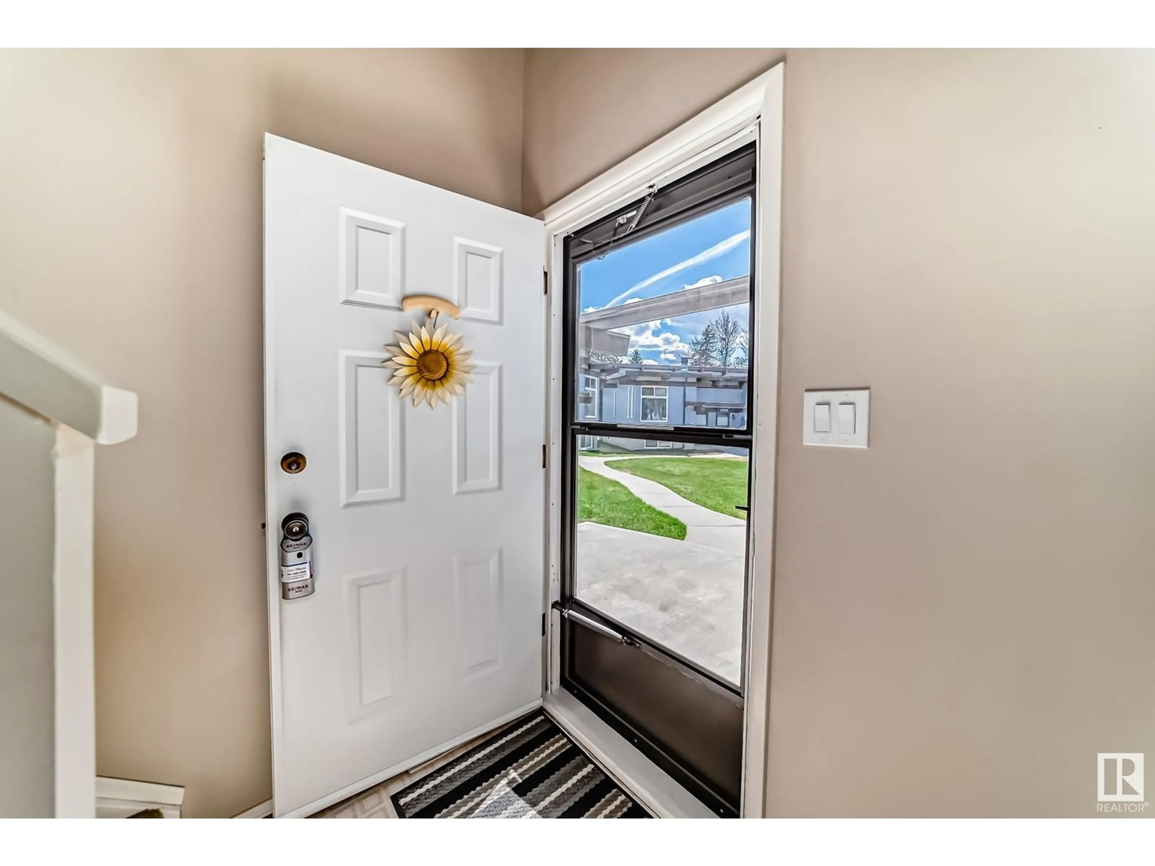 Indoor entryway for 4312 76 ST, Edmonton Alberta T6K1V3