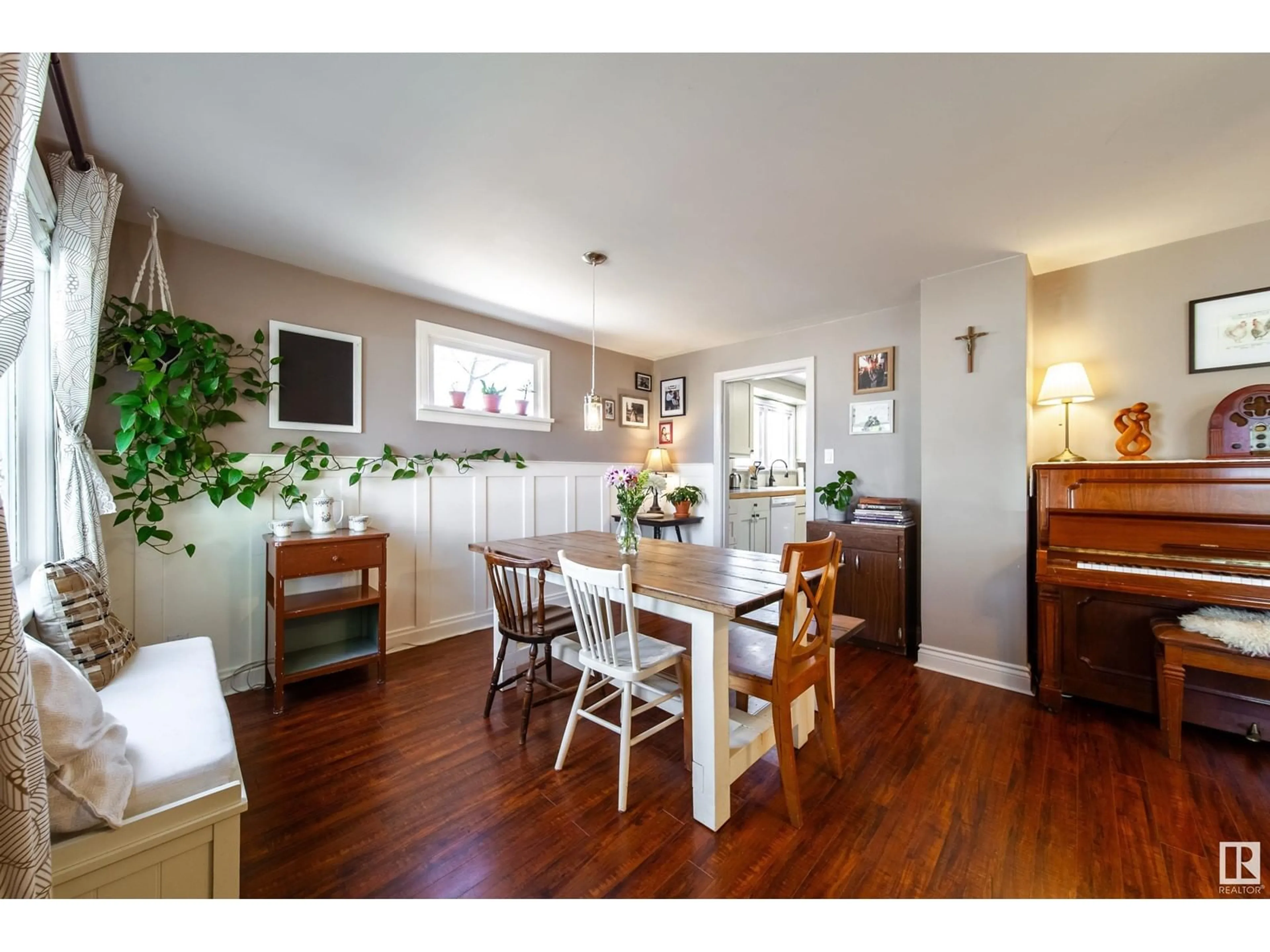 Dining room, wood/laminate floor for 11349 95A ST, Edmonton Alberta T5G1P2