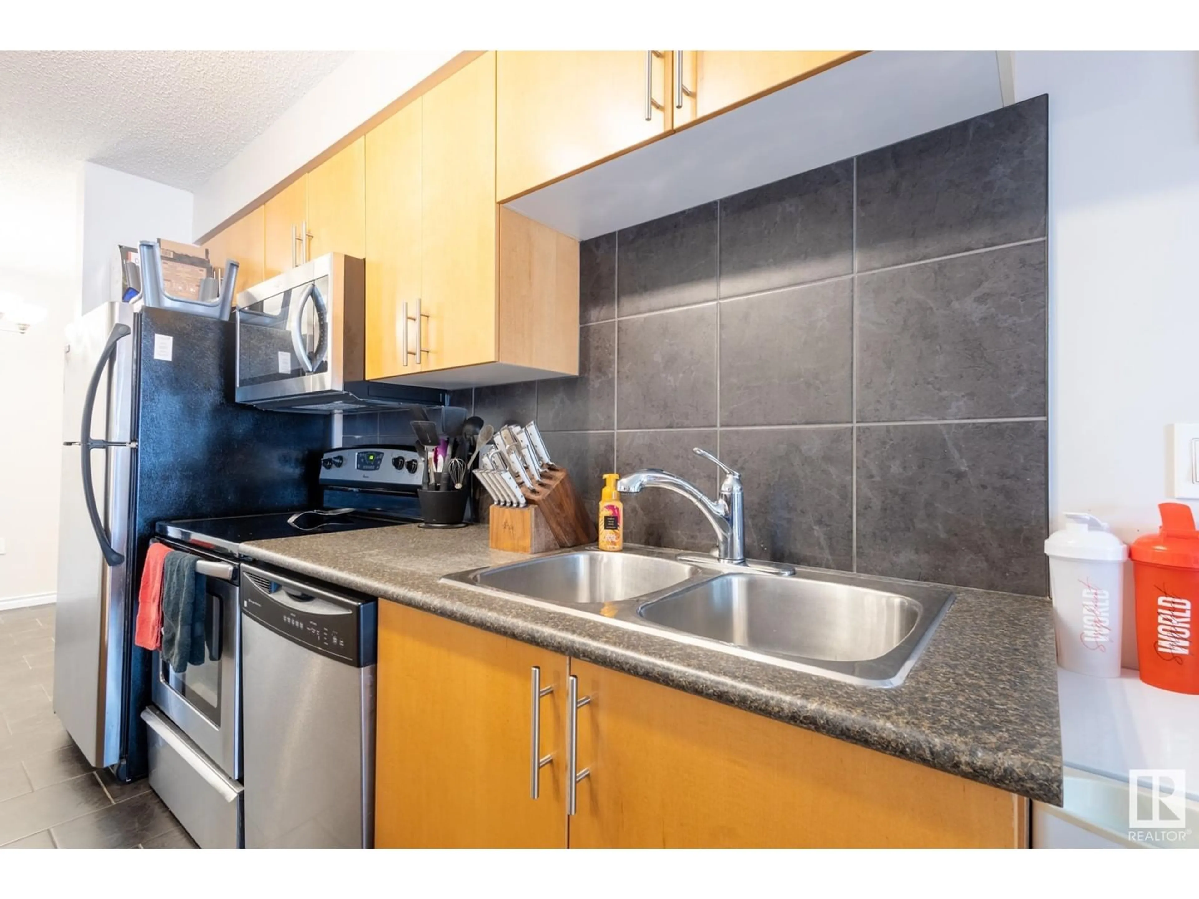 Standard kitchen, unknown for 311 10118 106 AV NW, Edmonton Alberta T5H0B8